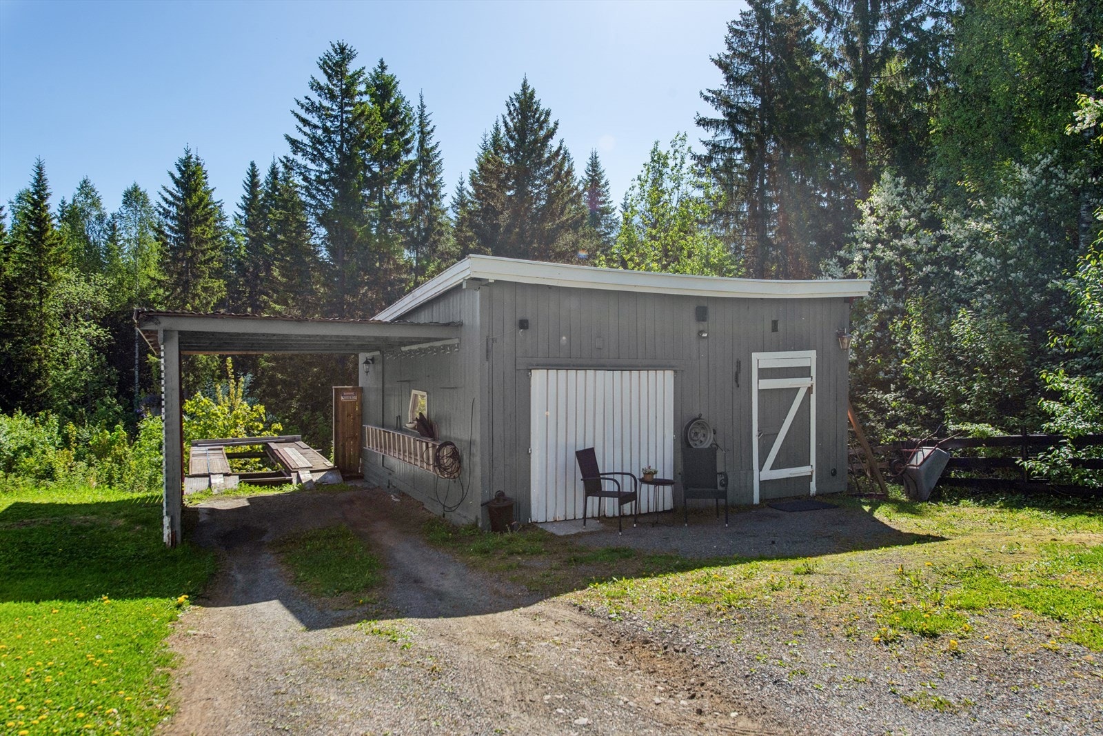 Garasje/uthus med plass til oppbevaring | Carport og "rampe" for de som vil mekke bil. Galleribilde