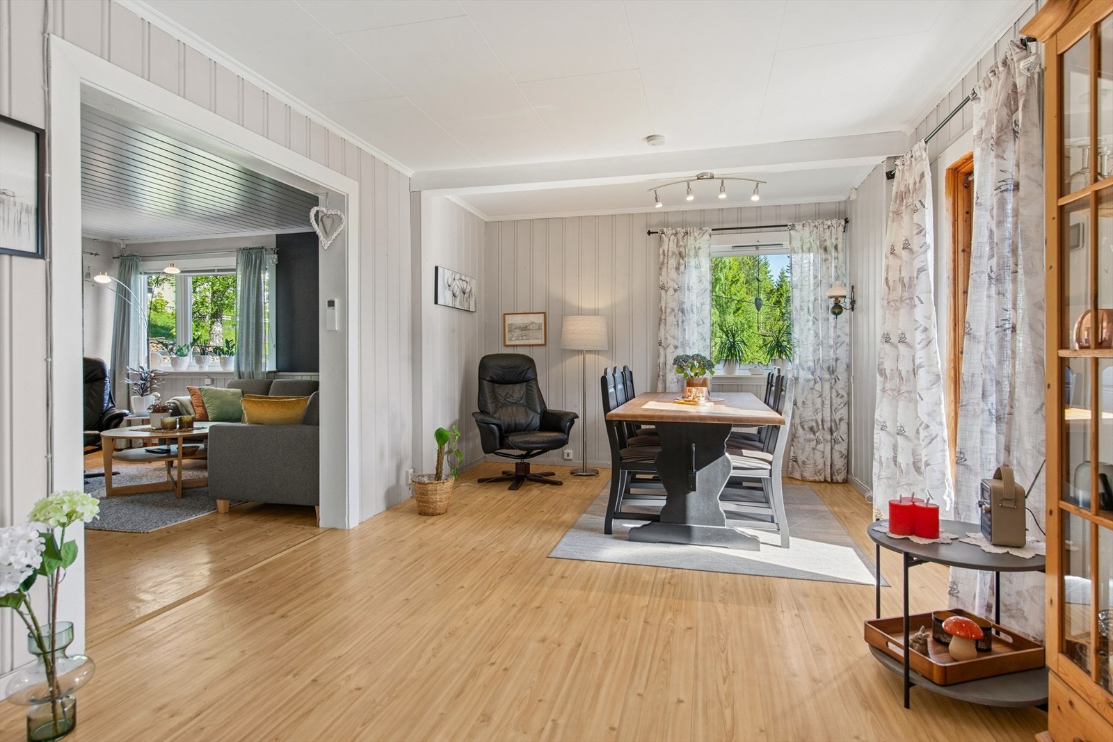 Begge stuene er romslige og koselige oppholdsrom for avslapning eller underholdning. Galleribilde