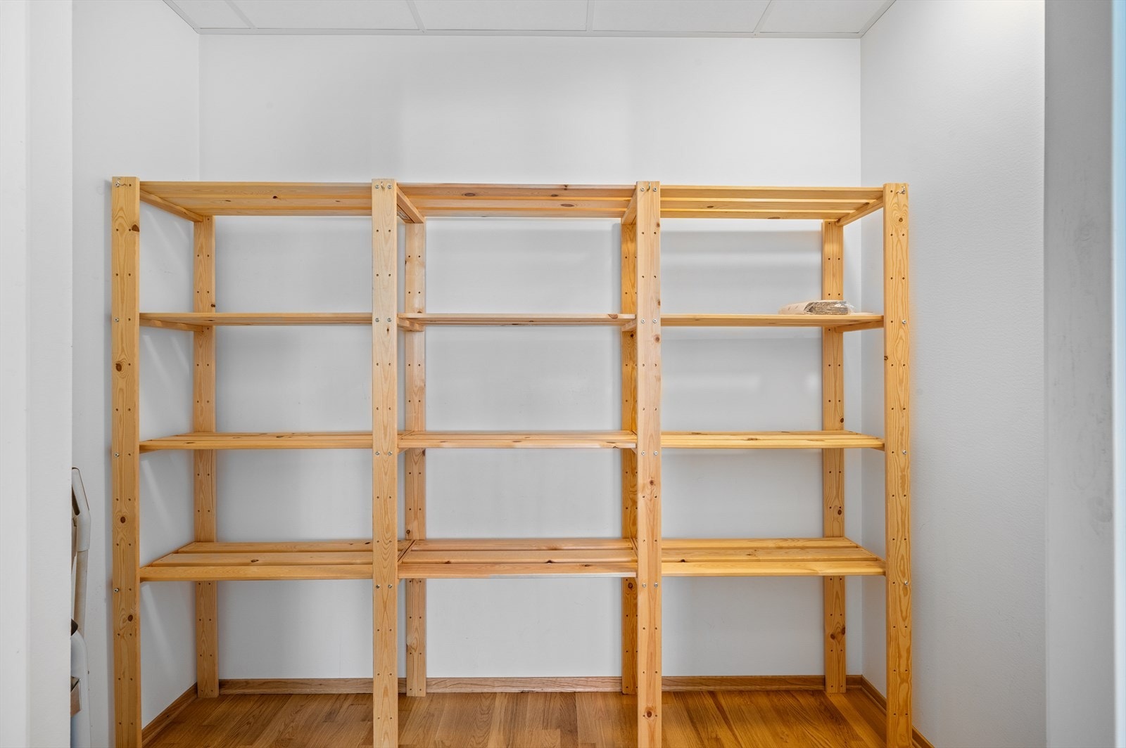 Garderobe med hylle Galleribilde