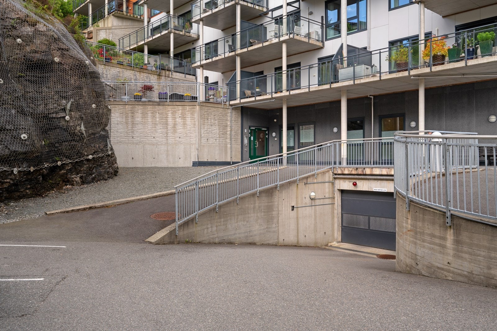 Innkjøring til garasjeanlegget Galleribilde