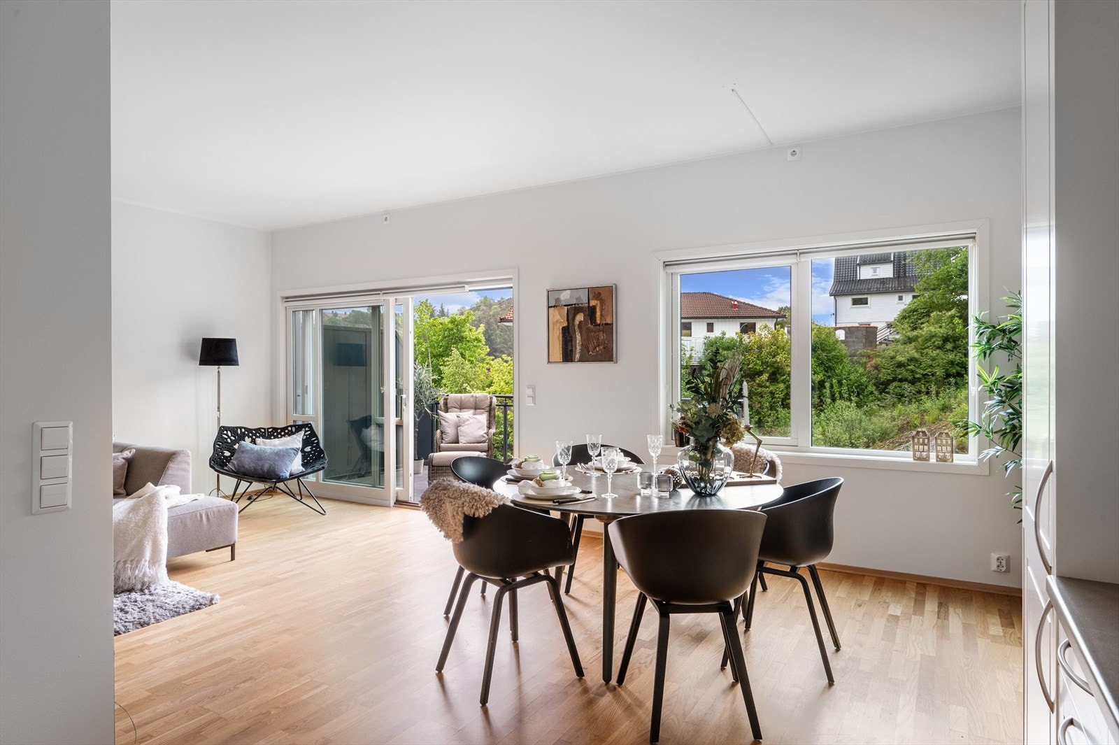 Store vindusflater gir godt lys inn i stuen Galleribilde