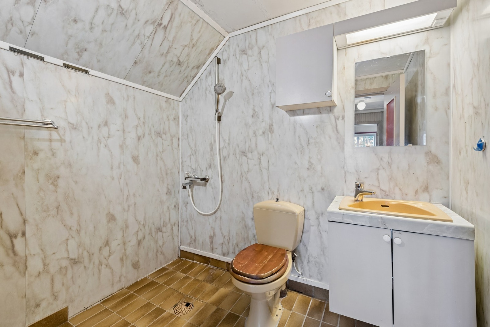Bad i 2. etasje. Badet må renoveres Galleribilde