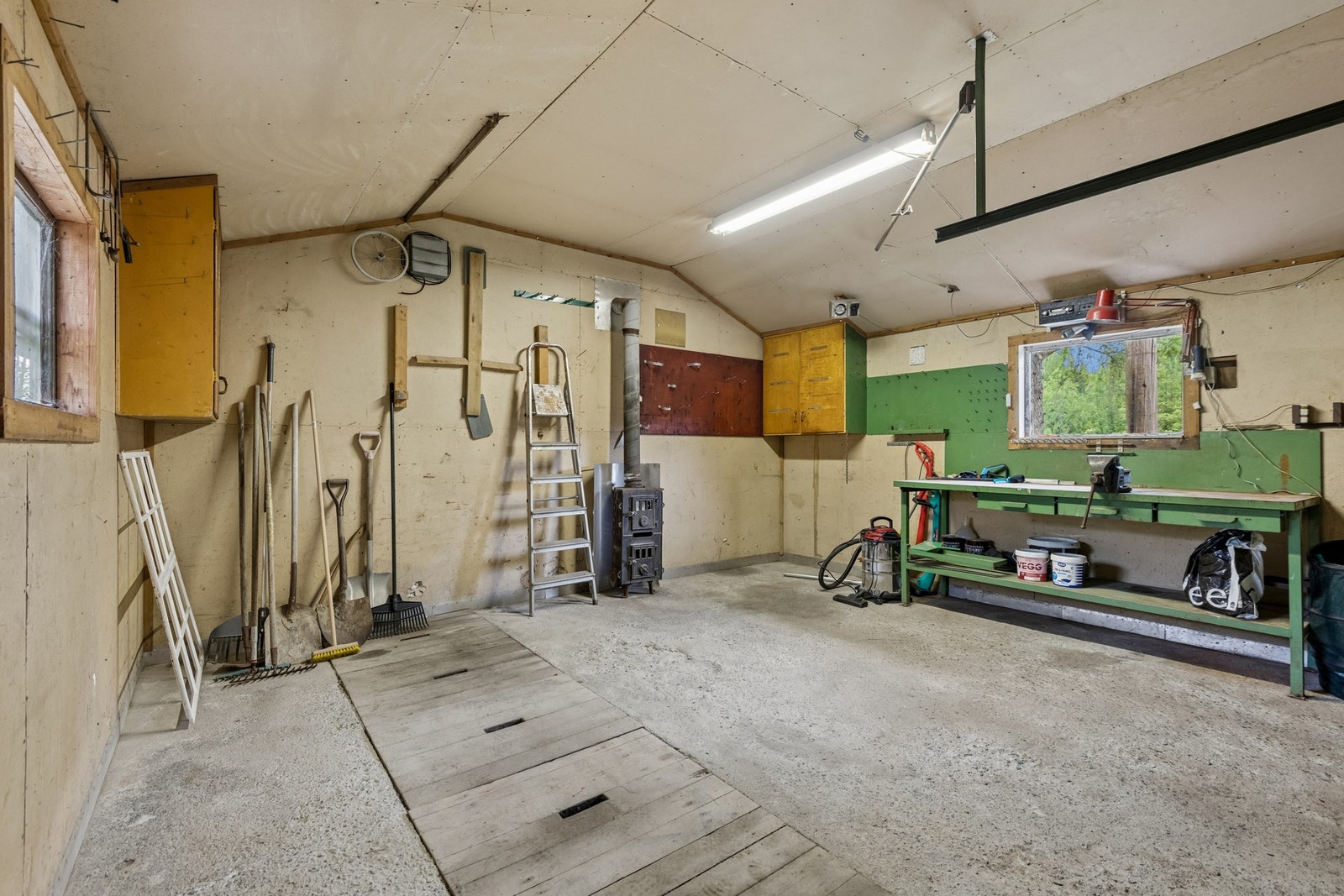 Garasje med oljegrav. Galleribilde