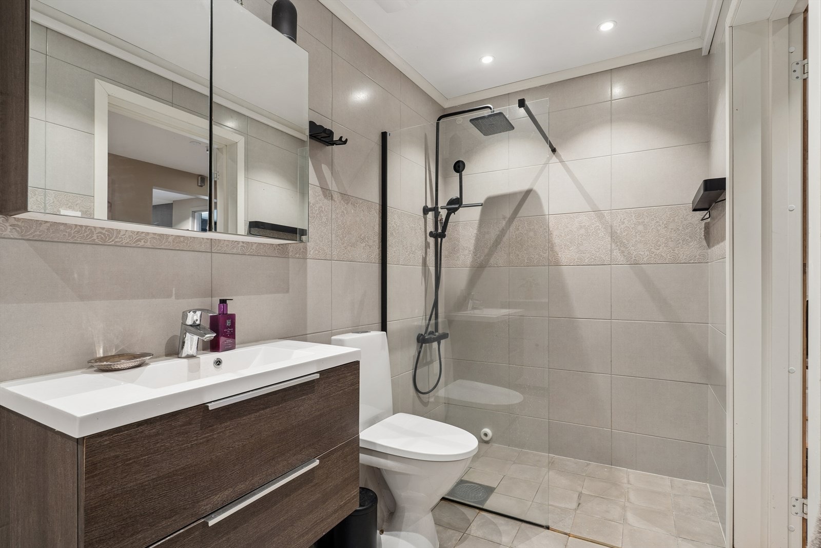 Badet i underetasjen har flislagt gulv med elektriske varmekabler. Galleribilde