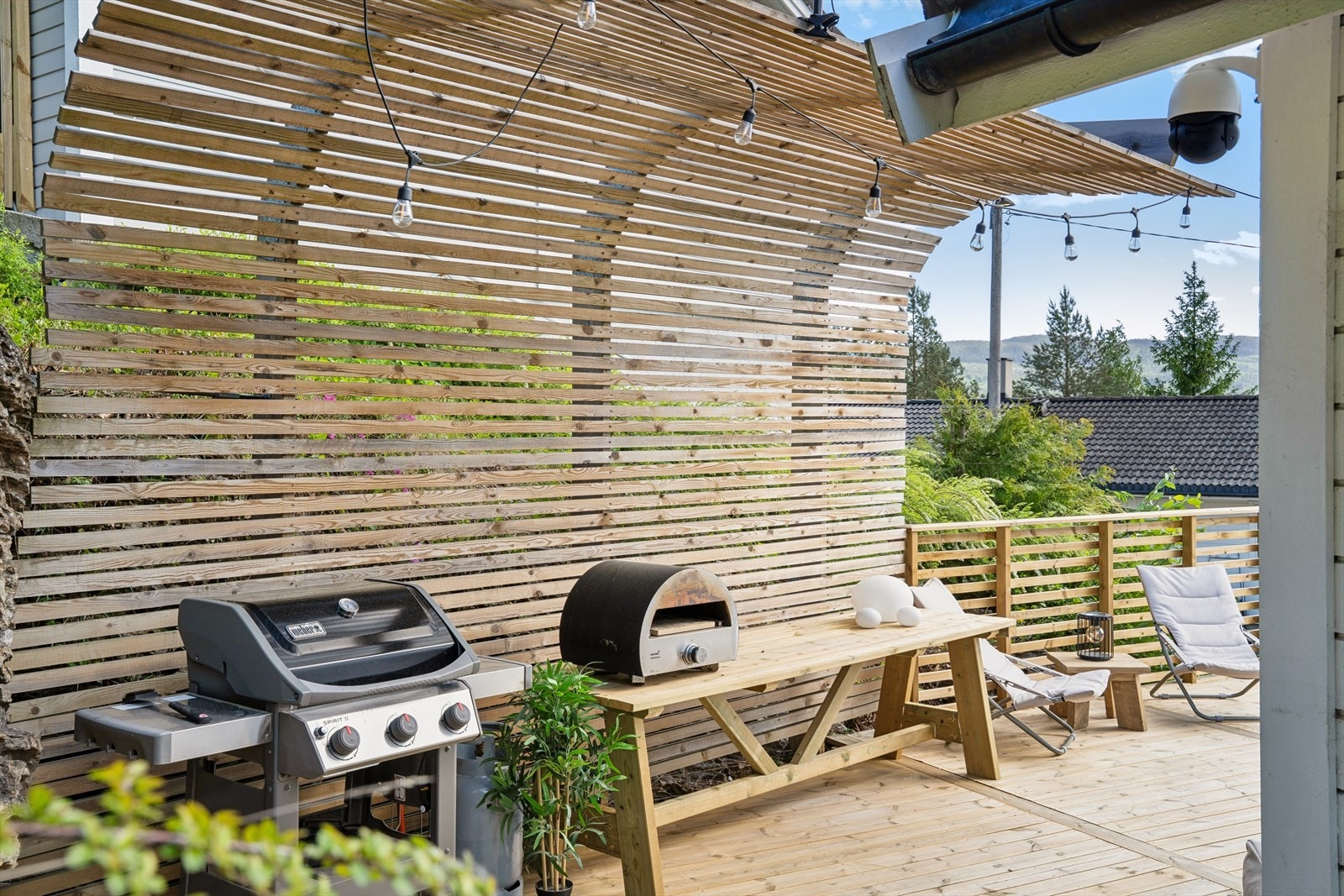 En skjermet og lun krok på terrassen, perfekt for grill og utekjøkken. Galleribilde
