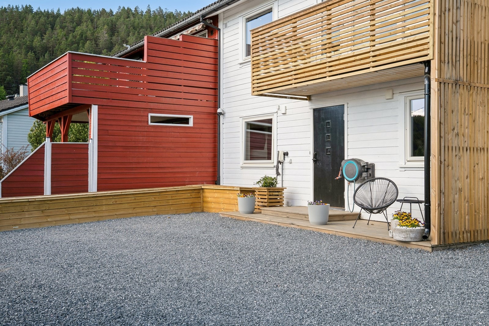 Inngangspartiet har en ny terrasseplatting og en nylig opparbeidet gårdsplass med grus. Galleribilde