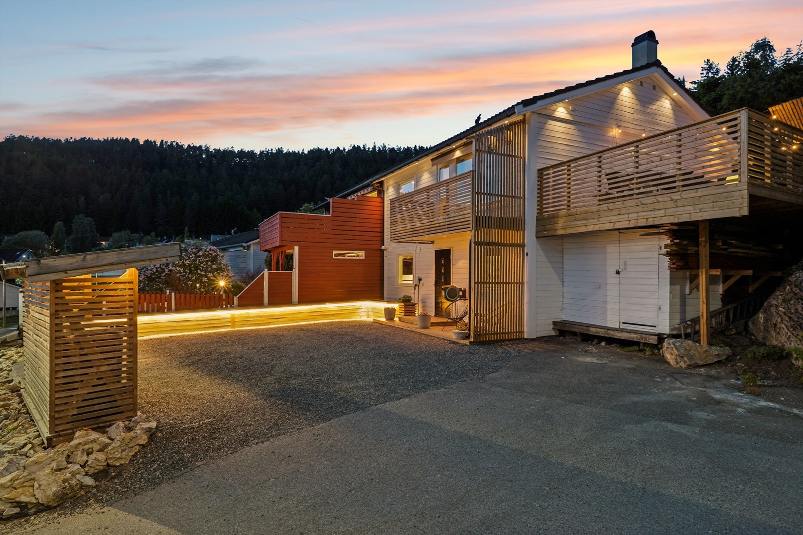Her får du en eiendom i et veletablert og rolig boligområde med marka som nærmeste nabo. Galleribilde