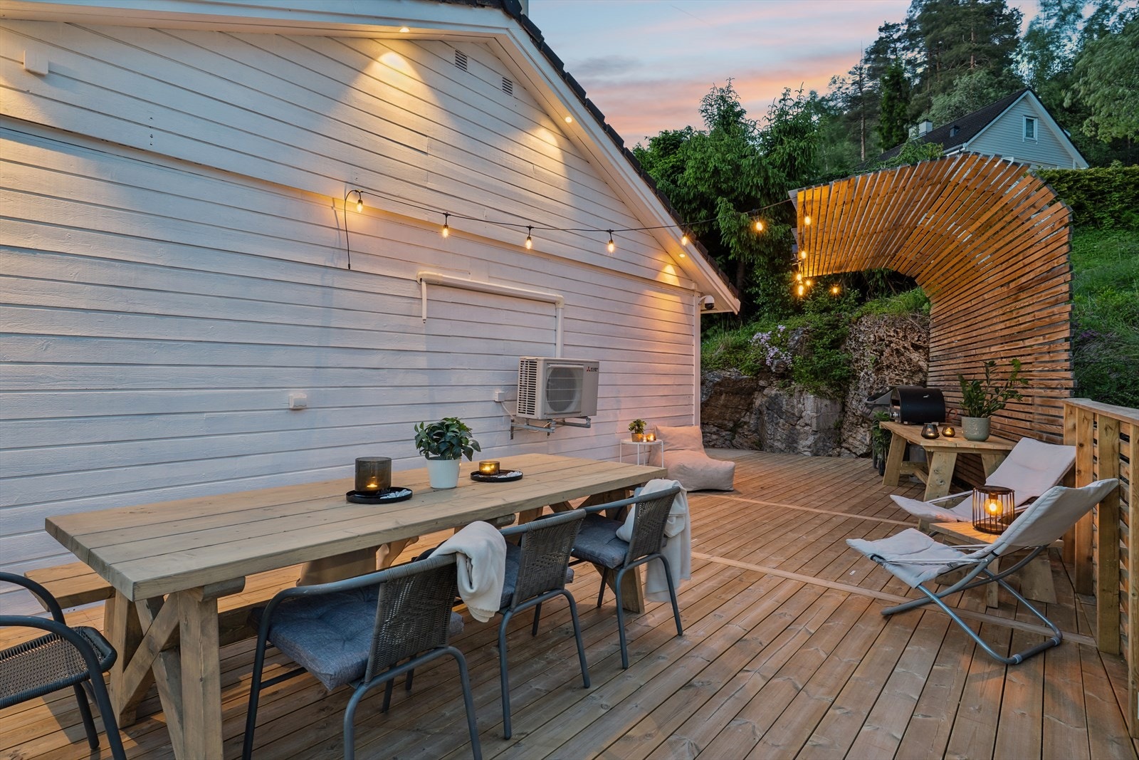 Terrassen ligger usjenert til på baksiden av huset. Galleribilde