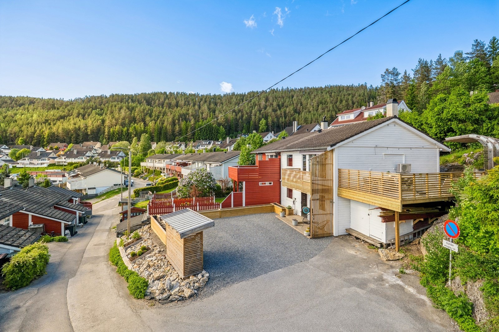 Boligen ligger høyt og fritt i et skrånende terreng. Galleribilde
