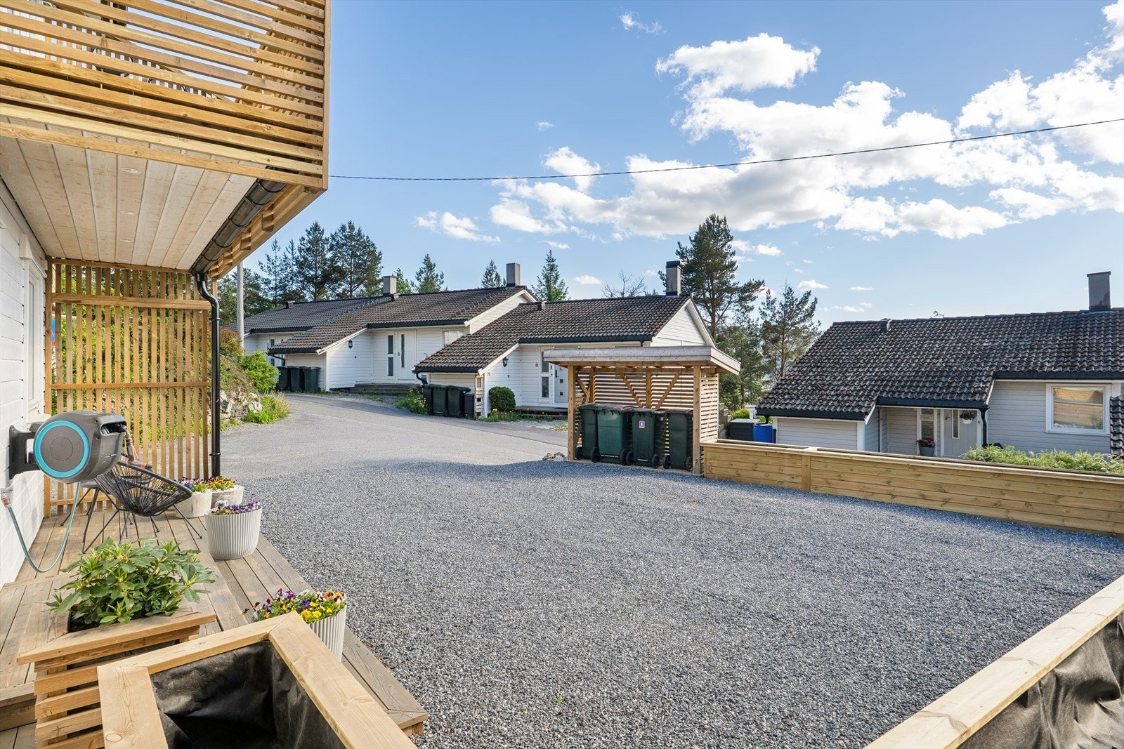 Romslig, gruslagt gårdsplass med parkeringsmuligheter. Galleribilde