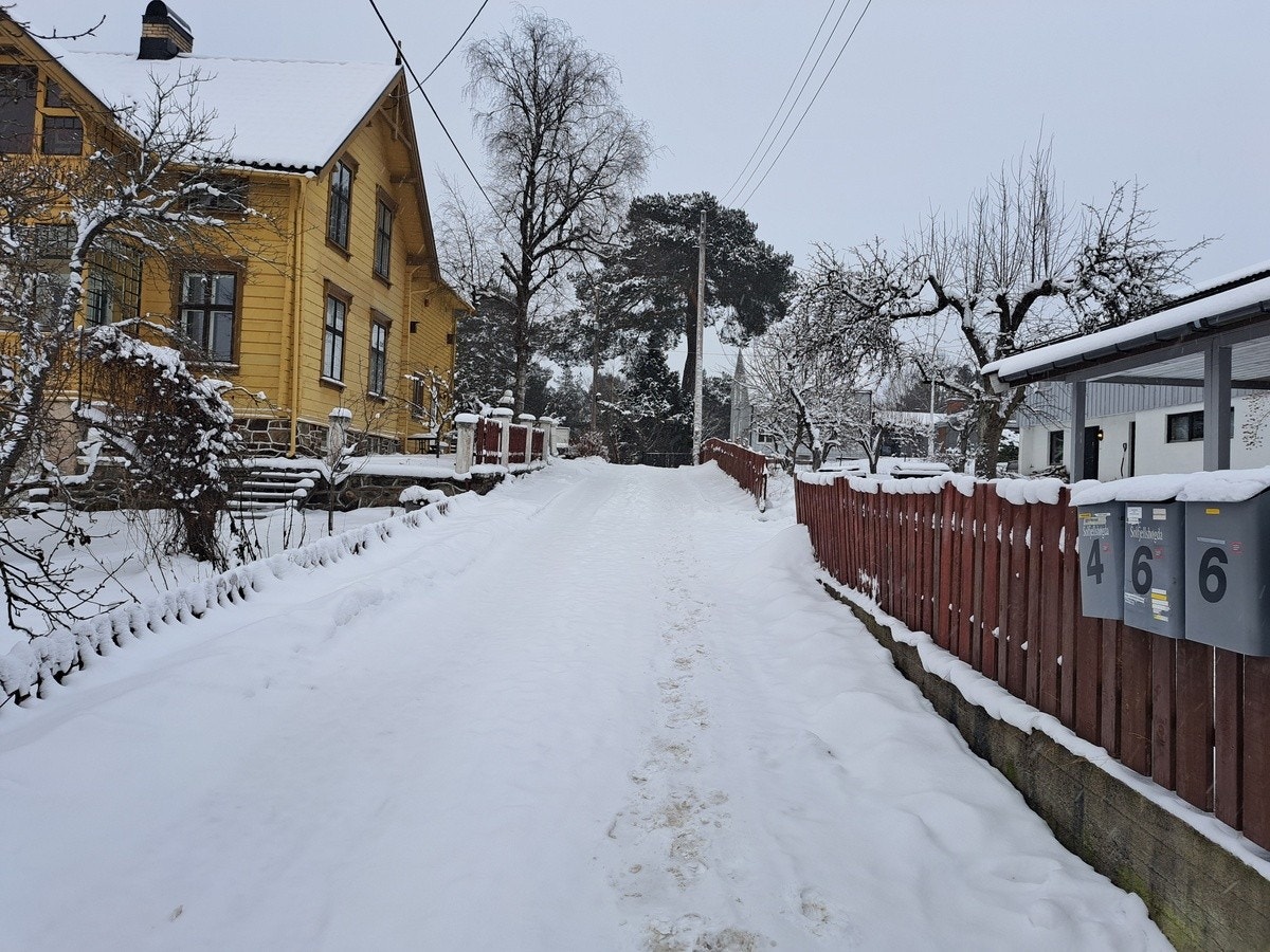 Gaten opp til huset, huset ligger helt innerst i gaten Galleribilde