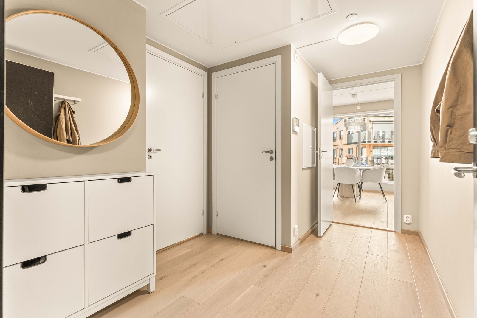 Velkommen inn i en lys og innbydende entré med god plass til garderobeløsning og oppbevaring av yttertøy og sko. Galleribilde