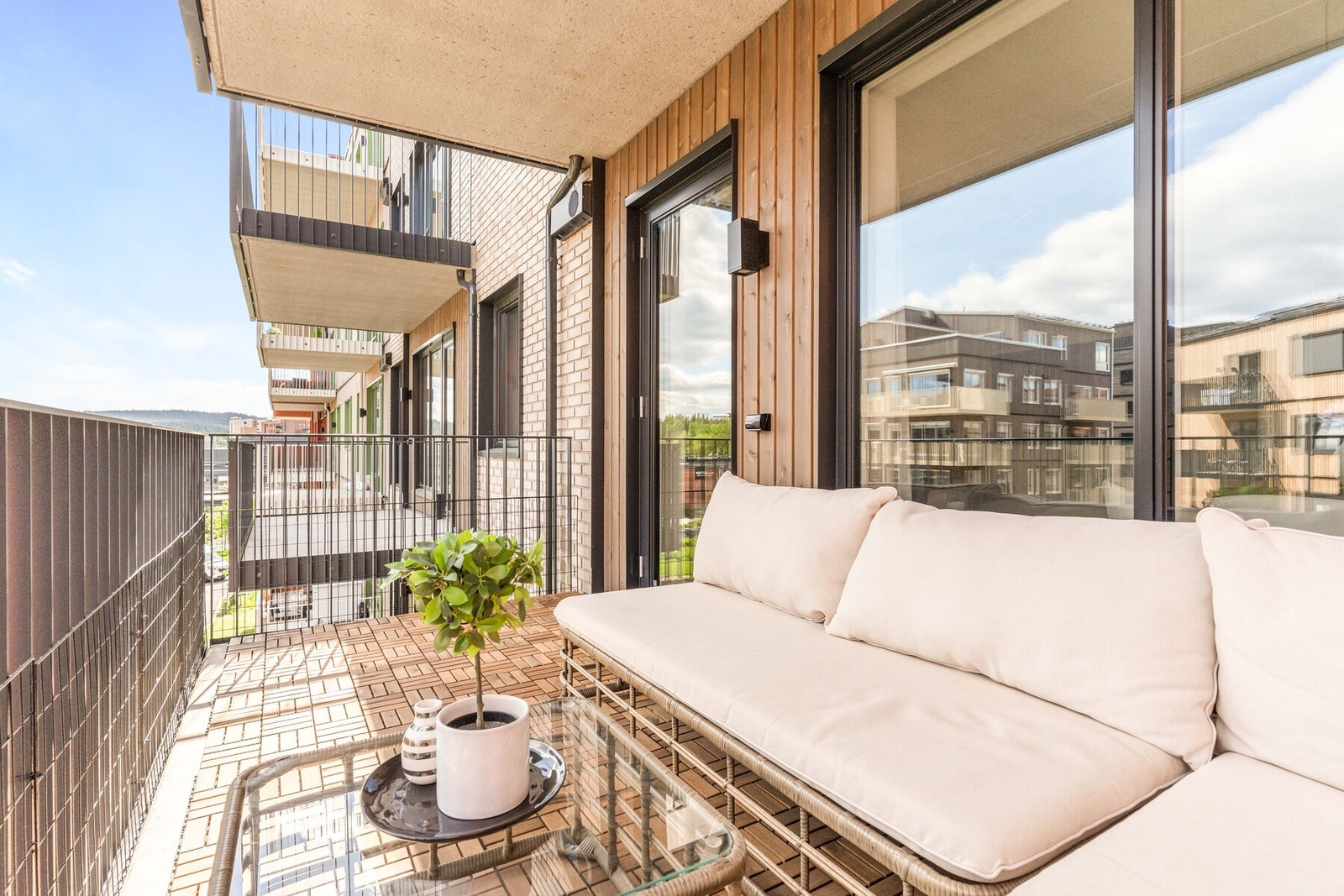 Fra stuen er det utgang til en romslig balkong på ca. 9 m² oppført i betongkonstruksjon. Galleribilde