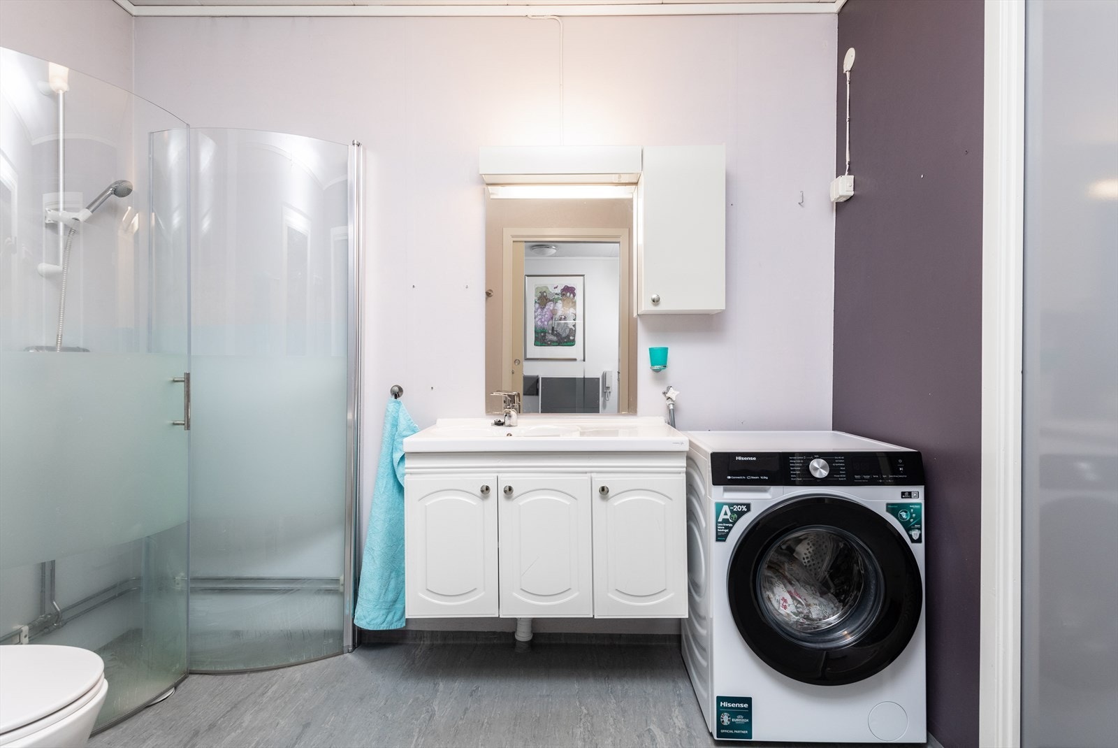 Badet har vinylbelegg på gulvet og våtromstapet på veggene, samt mekanisk avtrekk. Galleribilde