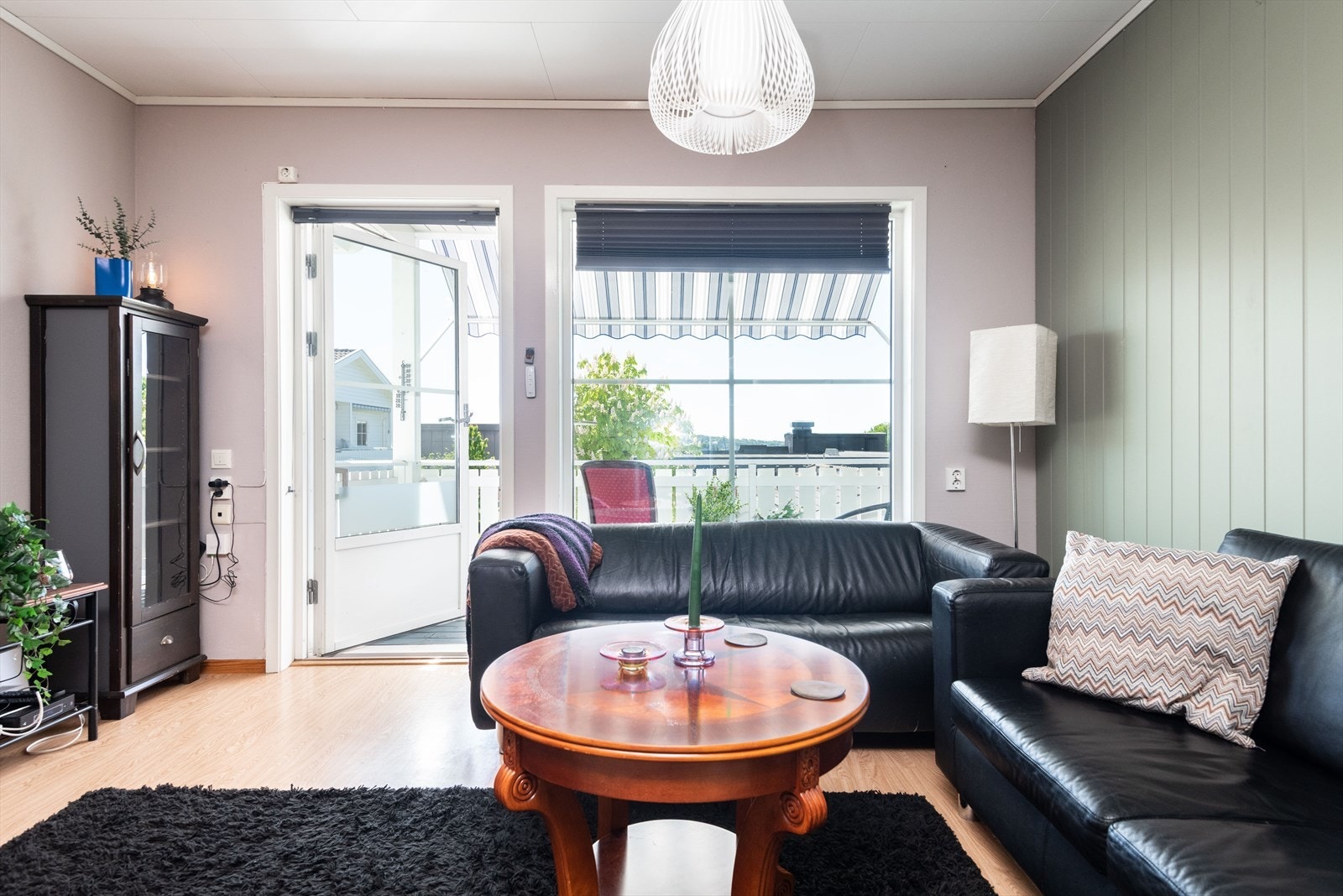 Terrassedøren med isolerglass gir direkte tilgang til uteområdet. Galleribilde