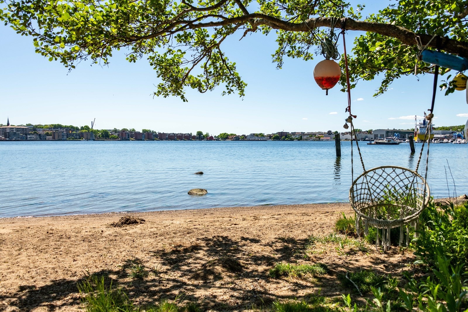 Eiendommen har direkte tilgang til strandlinje og flotte turmuligheter. Galleribilde
