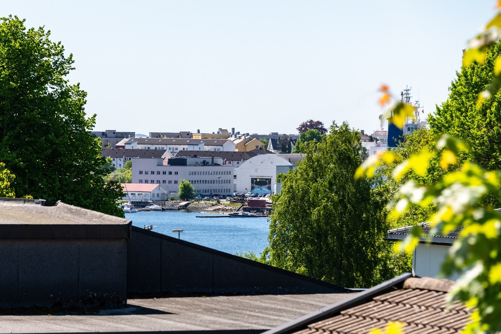 Leiligheten ligger i naturskjønne omgivelser med sjøen i umiddelbar nærhet. Galleribilde
