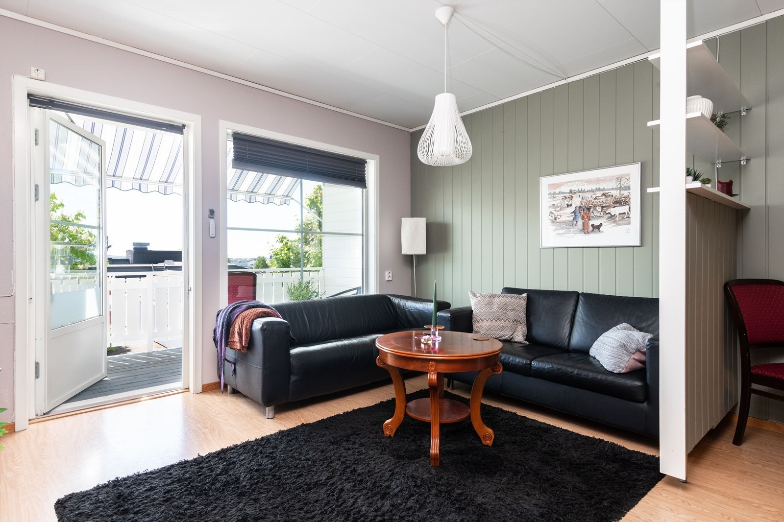 Fra stuen er det utgang til en balkong med elektrisk styrt markise. Galleribilde