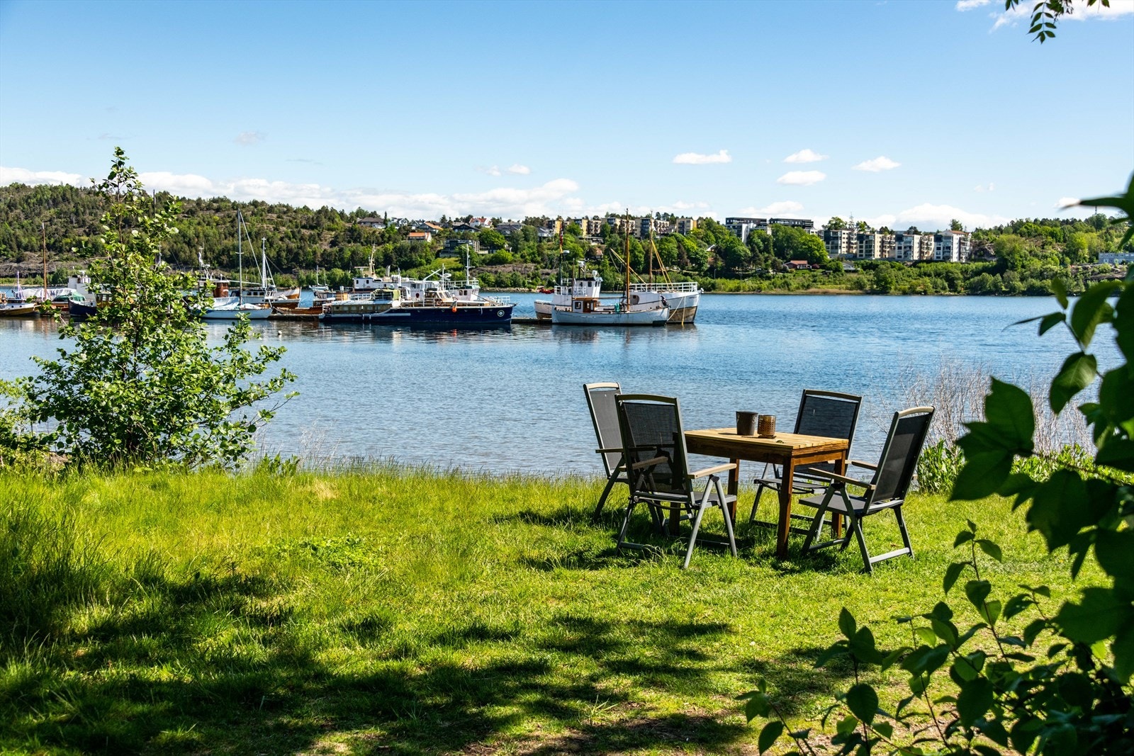 Eiendommen ligger nær sjøen og gir gode muligheter for avslapning ved vannet. Galleribilde