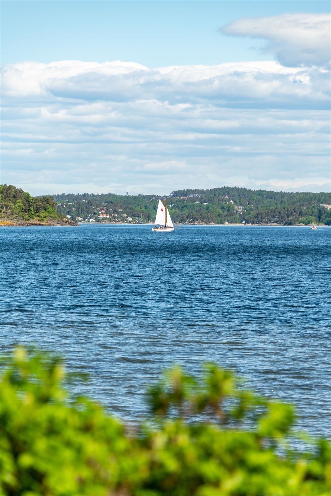 Leiligheten ligger i naturskjønne omgivelser med tilgang til strand og turstier. Galleribilde