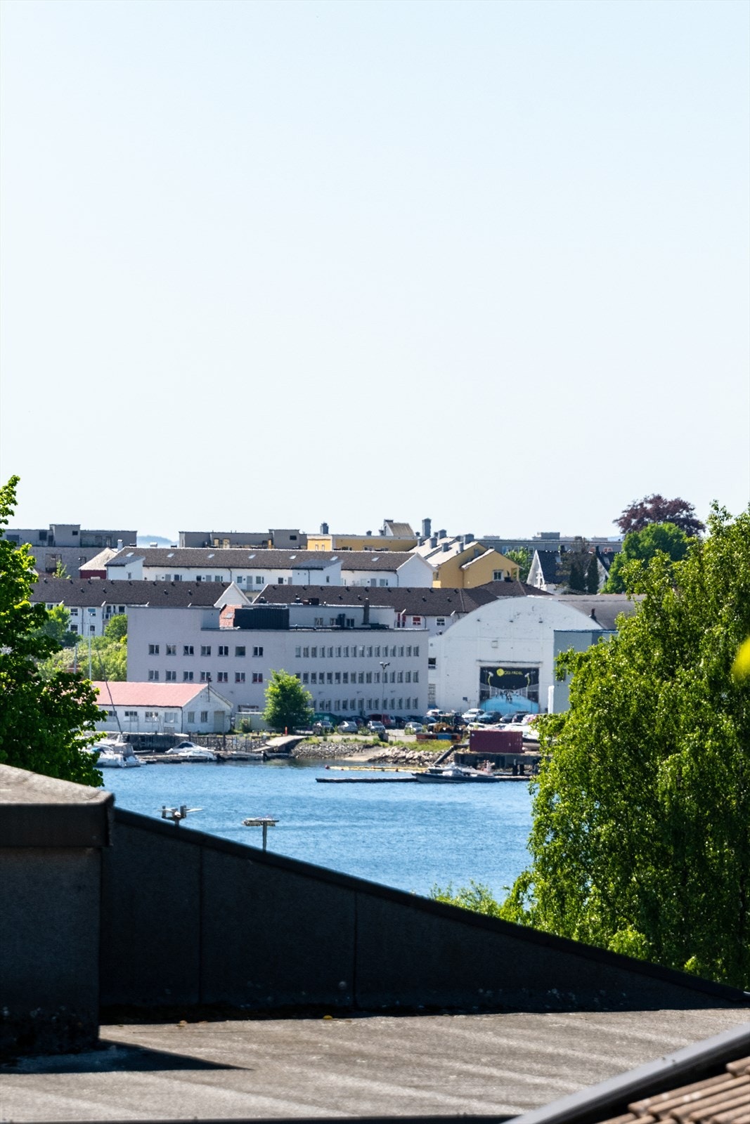 Området byr på vakker utsikt over sjøen og nærliggende bebyggelse. Galleribilde