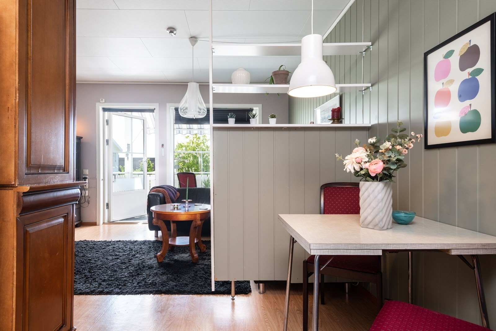 Kjøkkenet har slette fronter og laminert benkeplate med frittstående hvitevarer. Galleribilde
