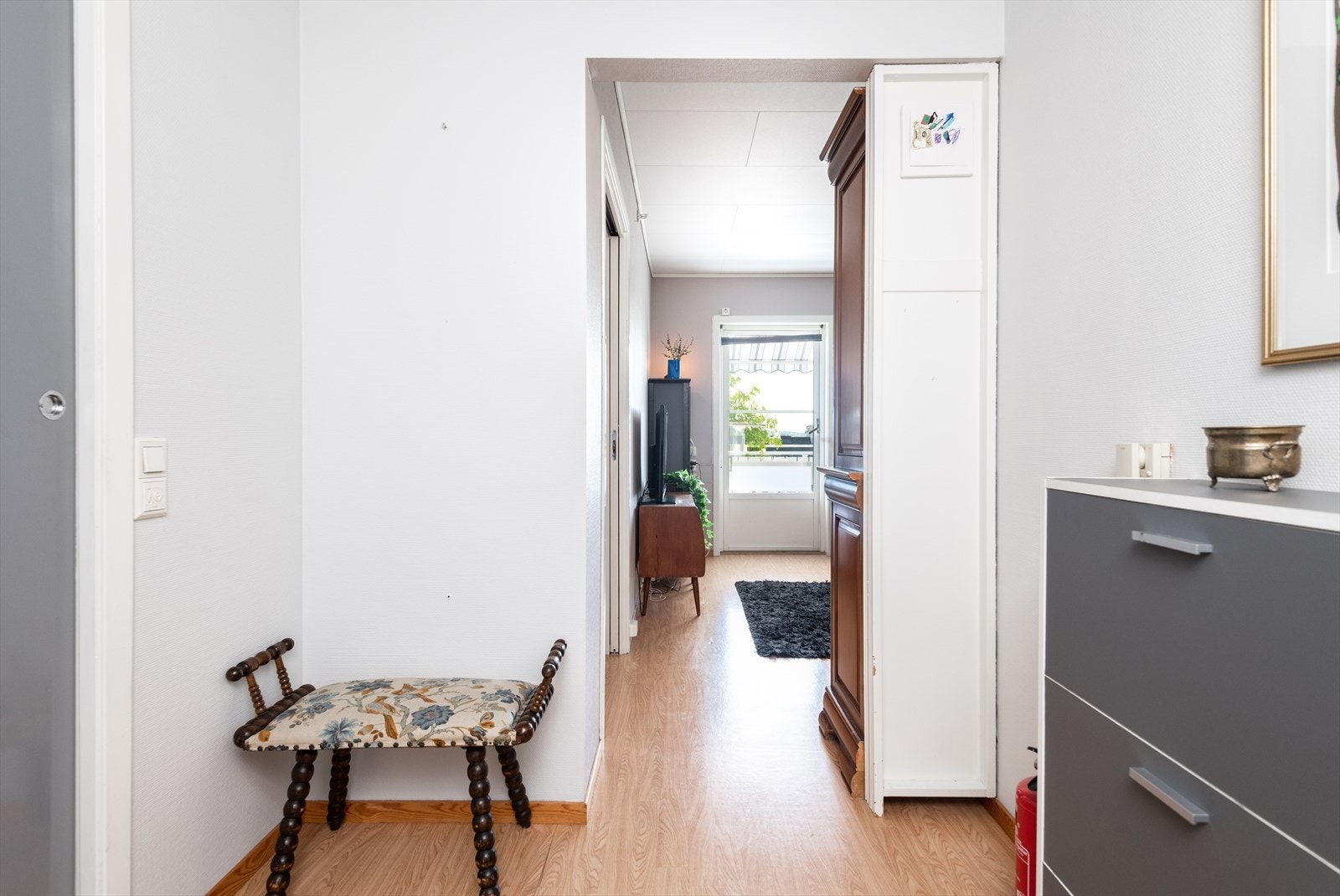 Gulvene er belagt med slitesterkt belegg, og veggene har malt tapet kombinert med MDF-panel. Galleribilde