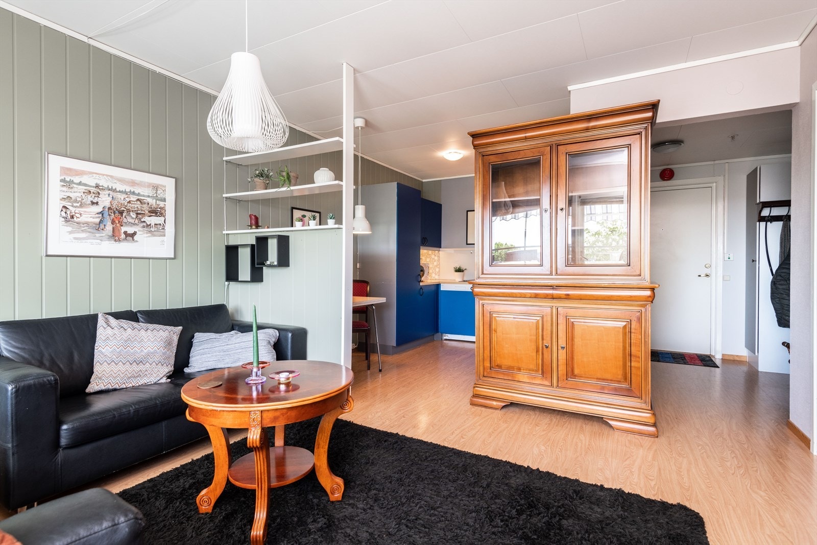 Gulvene er belagt med belegg, mens veggene har malt tapet og MDF-panel. Galleribilde
