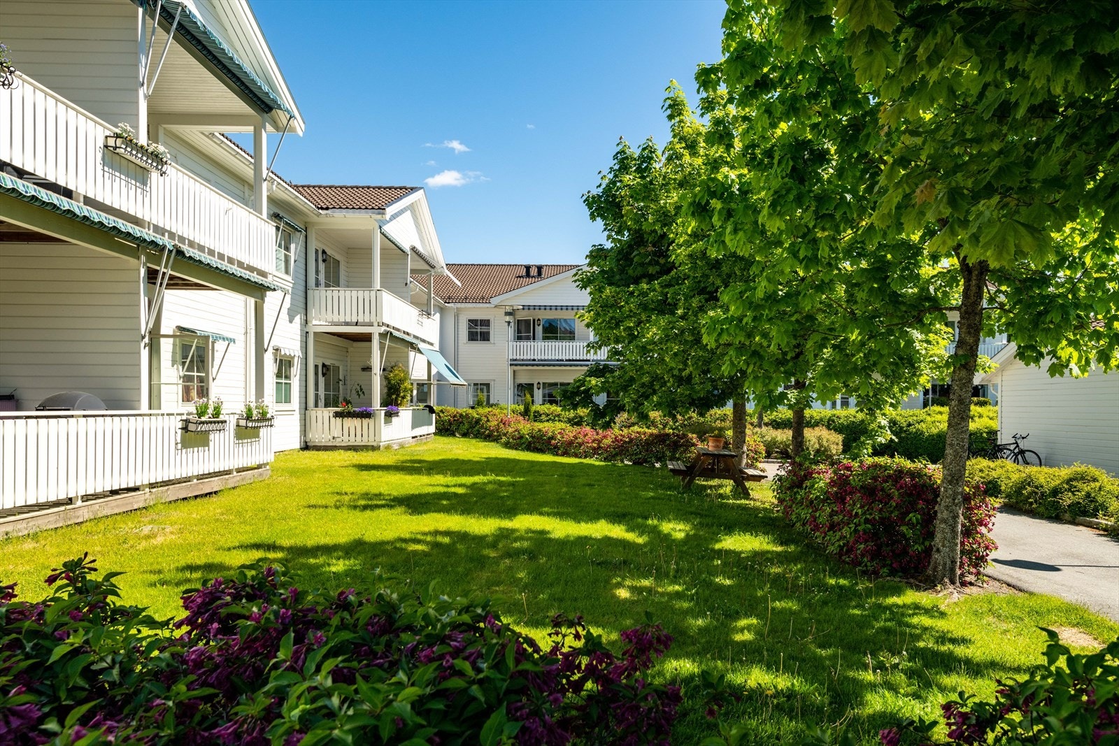 Omsorgsboligen er del av et borettslag med godt opparbeidet felles uteområde. Galleribilde