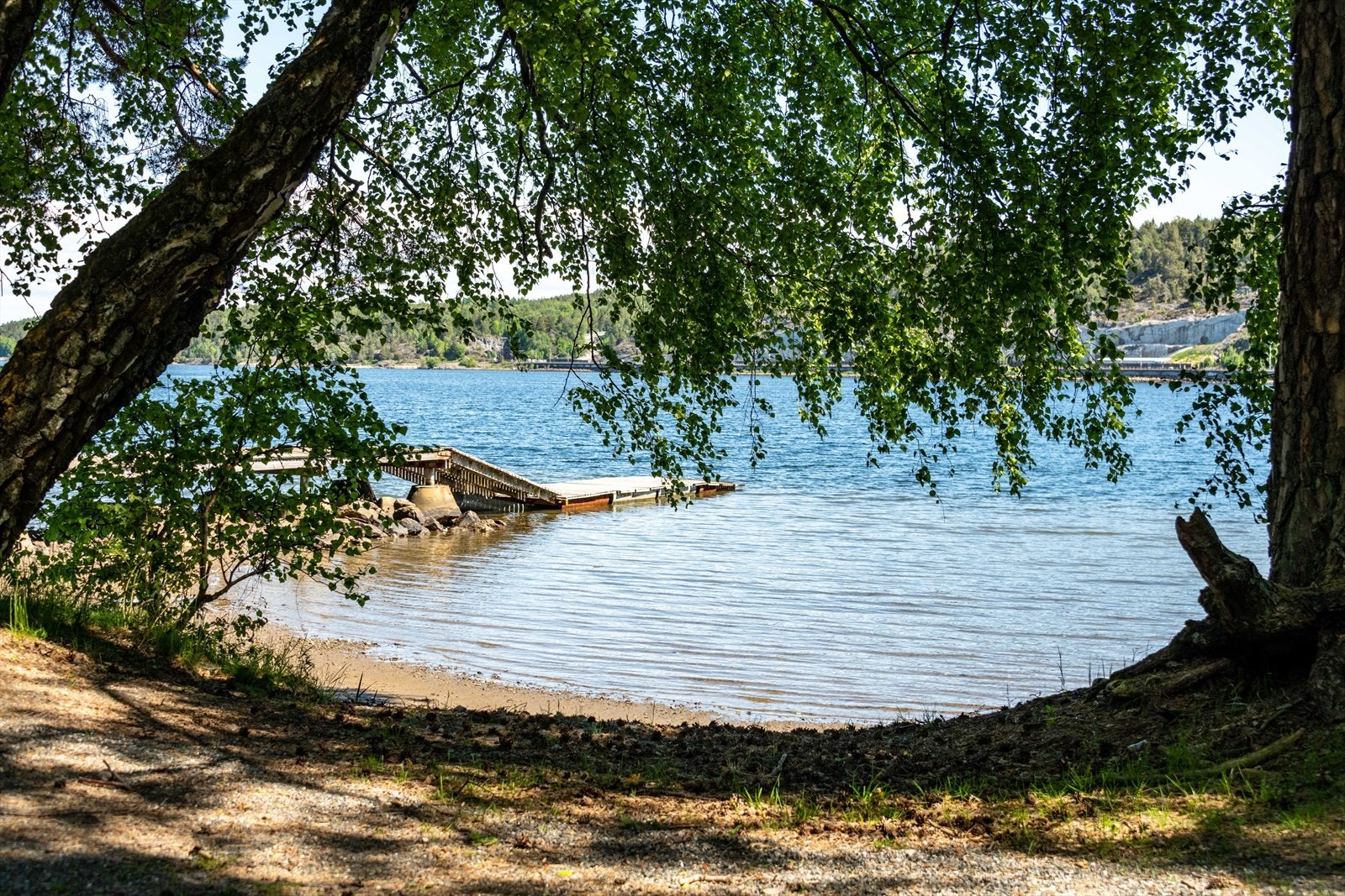 Området rundt boligen er preget av idylliske omgivelser ved vannet med småbåthavn. Galleribilde