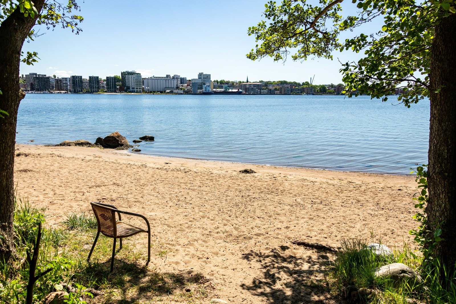 Området rundt boligen har direkte tilgang til strand og skjermet beliggenhet. Galleribilde