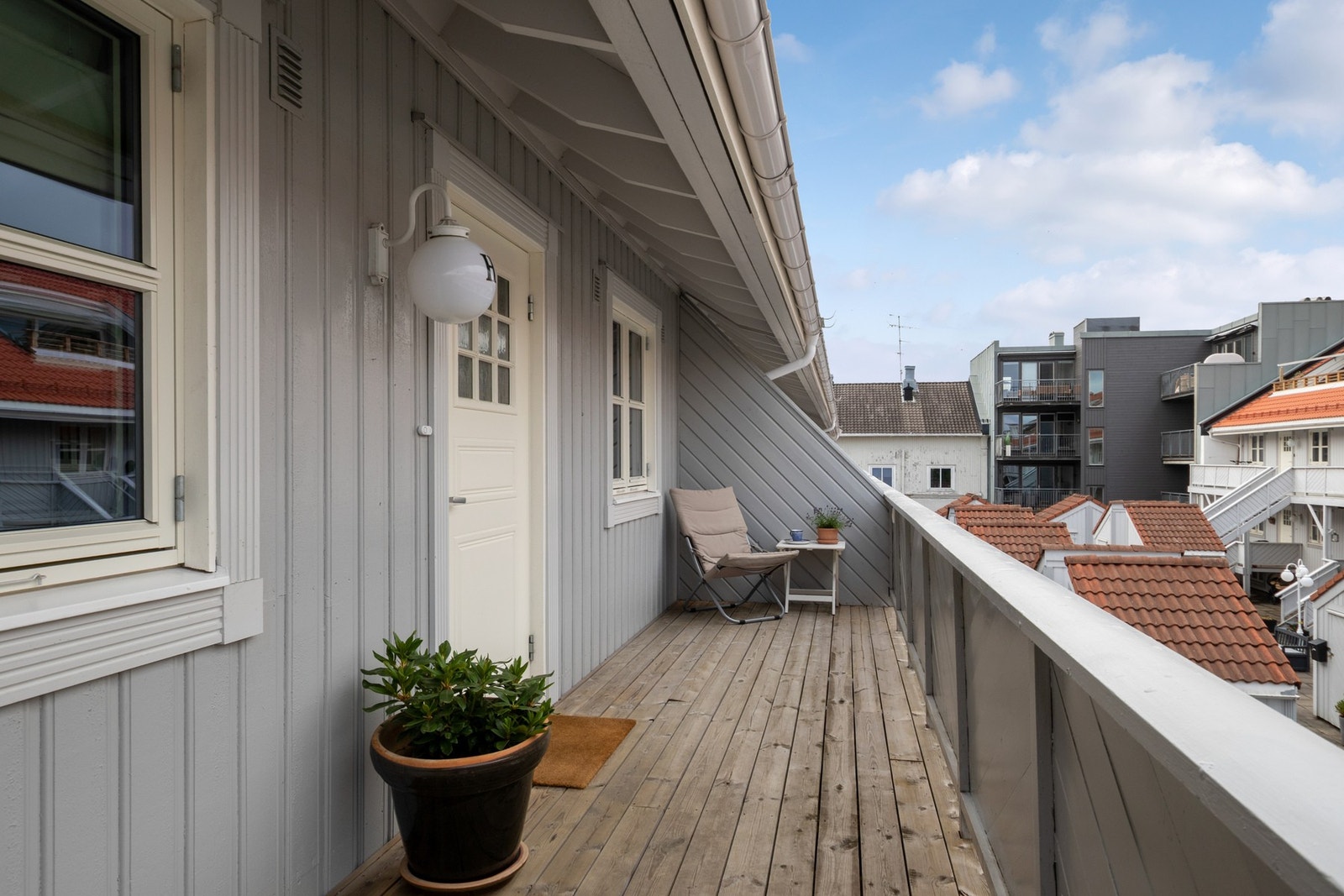 Det hyggelige uteområdet utenfor boligen gir en innbydende ankomst og et velstelt førsteinntrykk av sameiet. Galleribilde