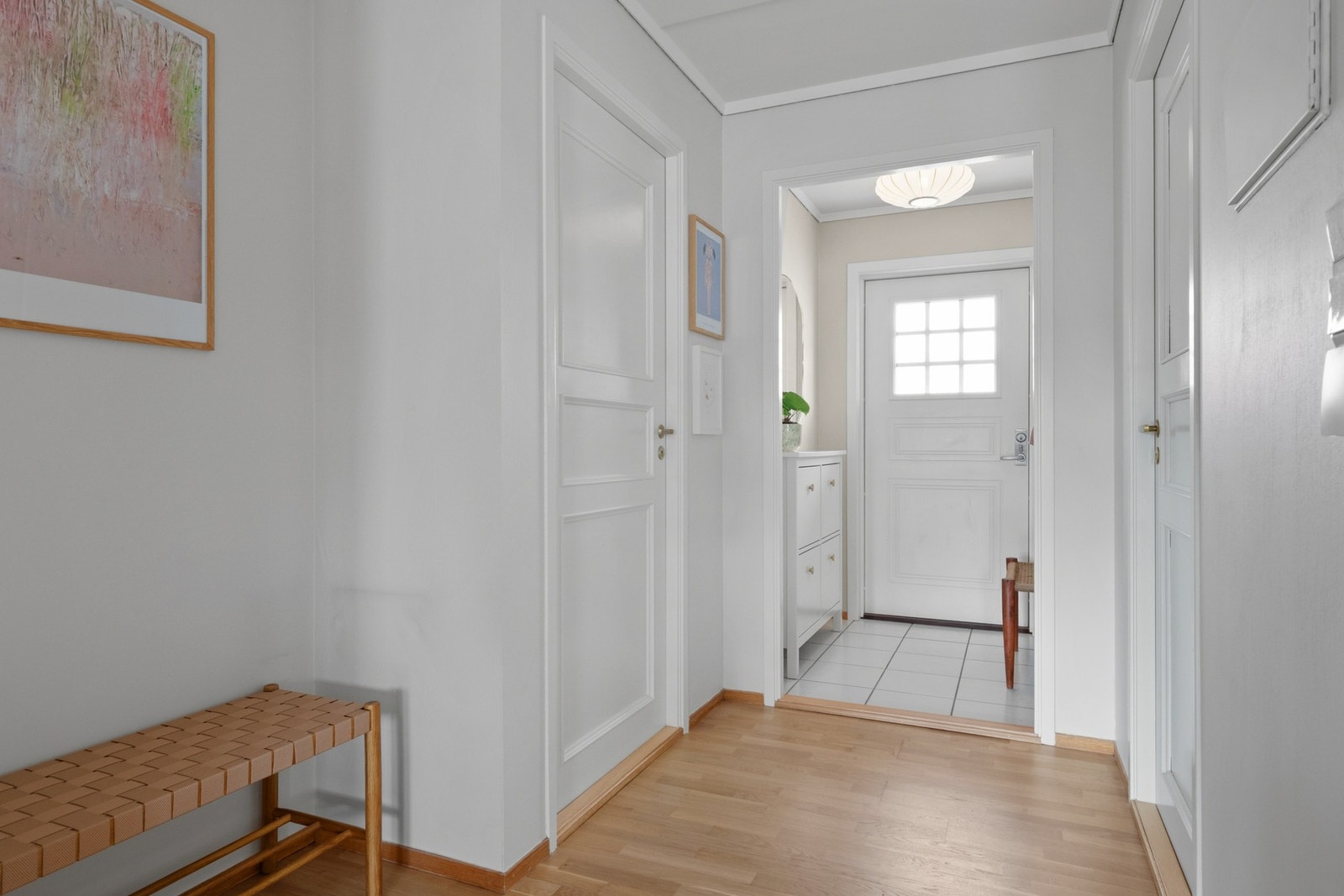 Utgang til balkongen fra entréen gir ekstra funksjonalitet og bidrar til en åpen og luftig romfølelse. Galleribilde