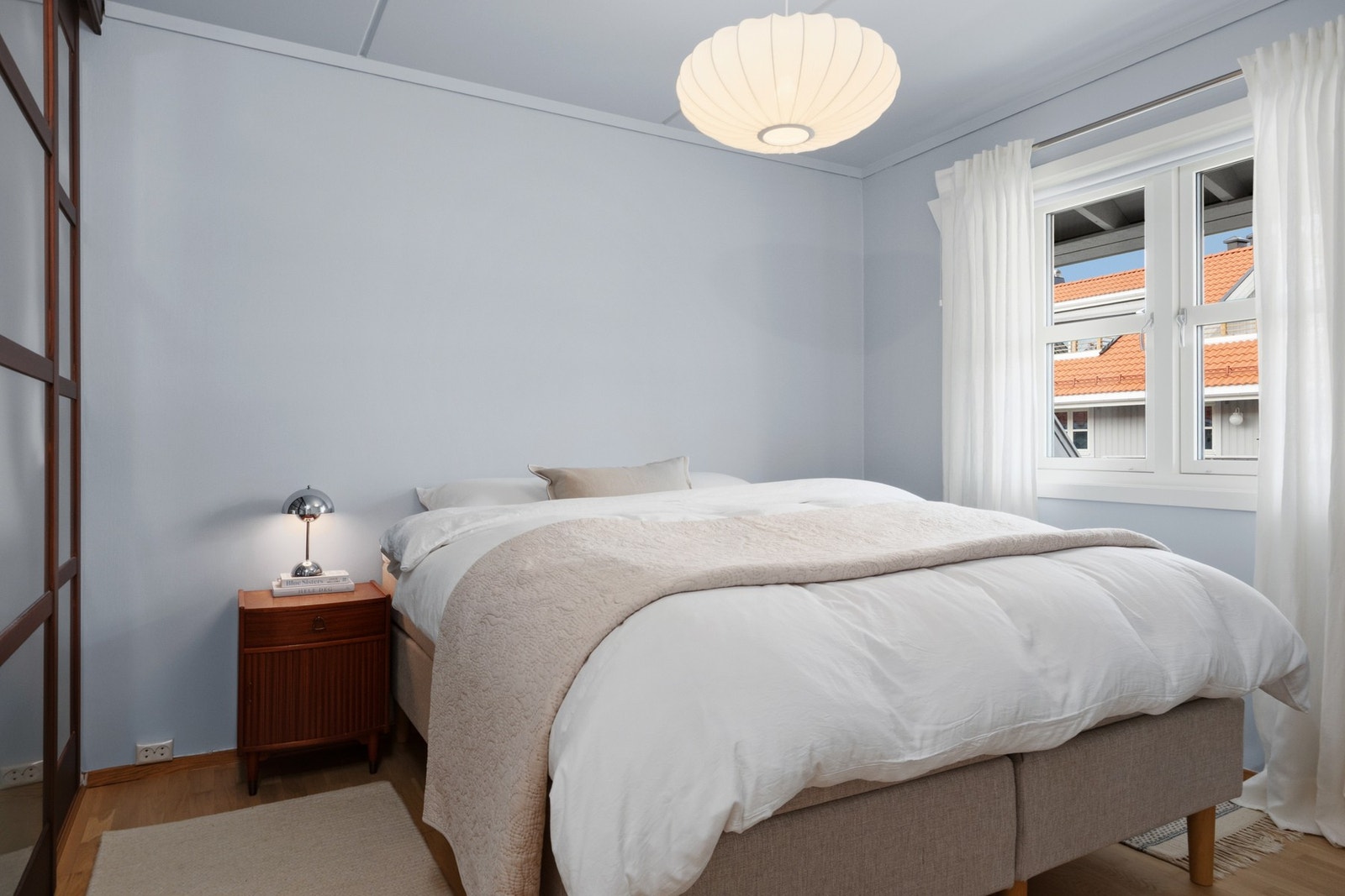 Soverommet har en rolig og behagelig atmosfære med plass til dobbeltseng og tilhørende møblement. Galleribilde