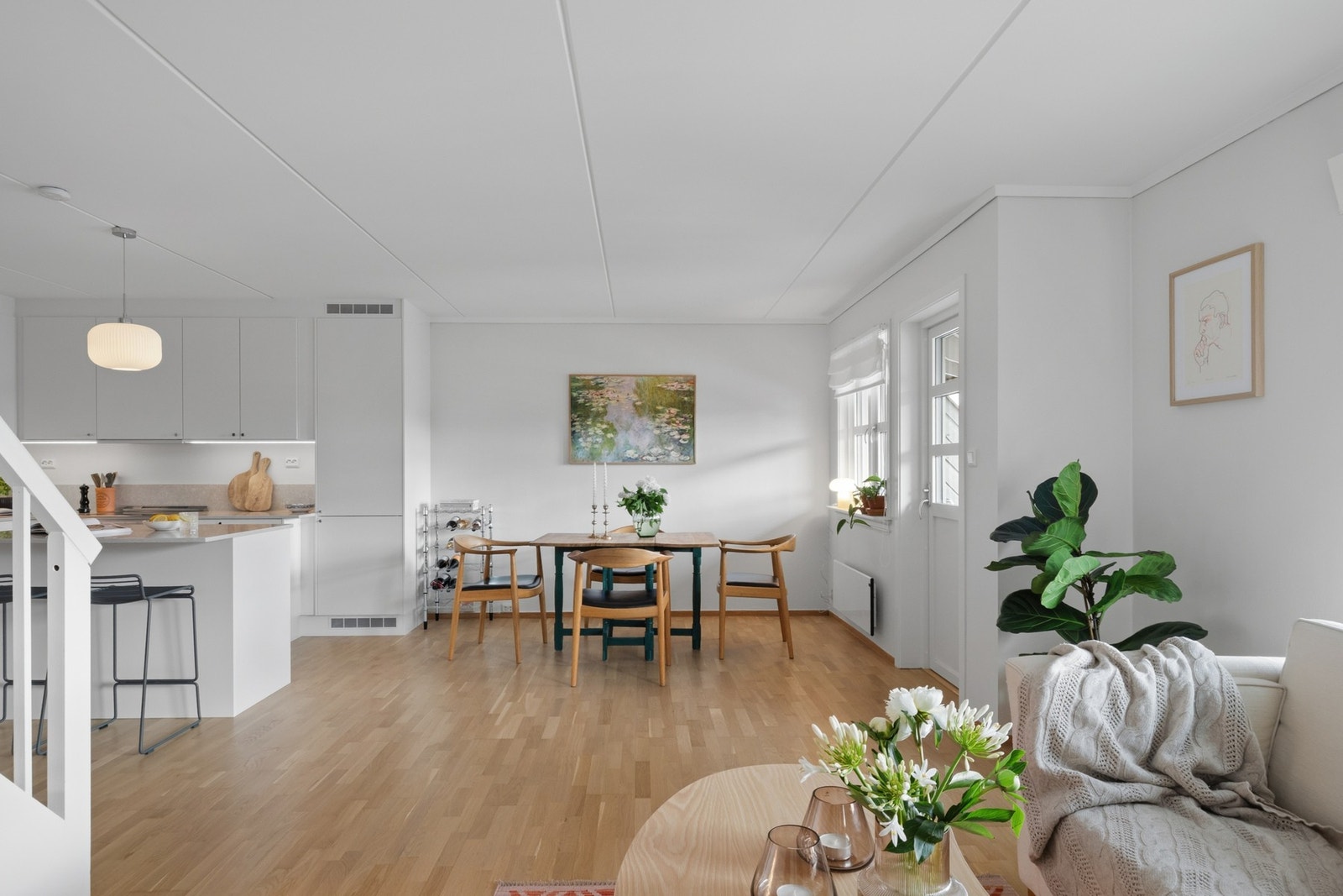Lys og innbydende stue med store vindusflater som slipper inn rikelig med naturlig lys. Galleribilde