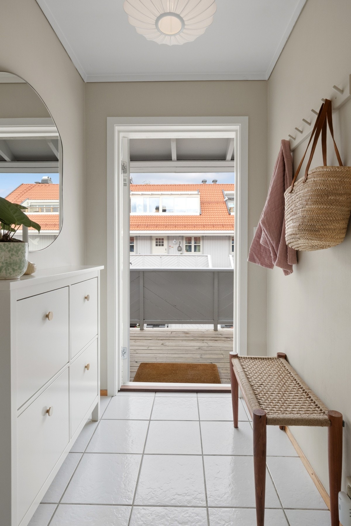En romslig entré med god plass til oppbevaring og enkel adkomst til boligens oppholdsrom. Galleribilde