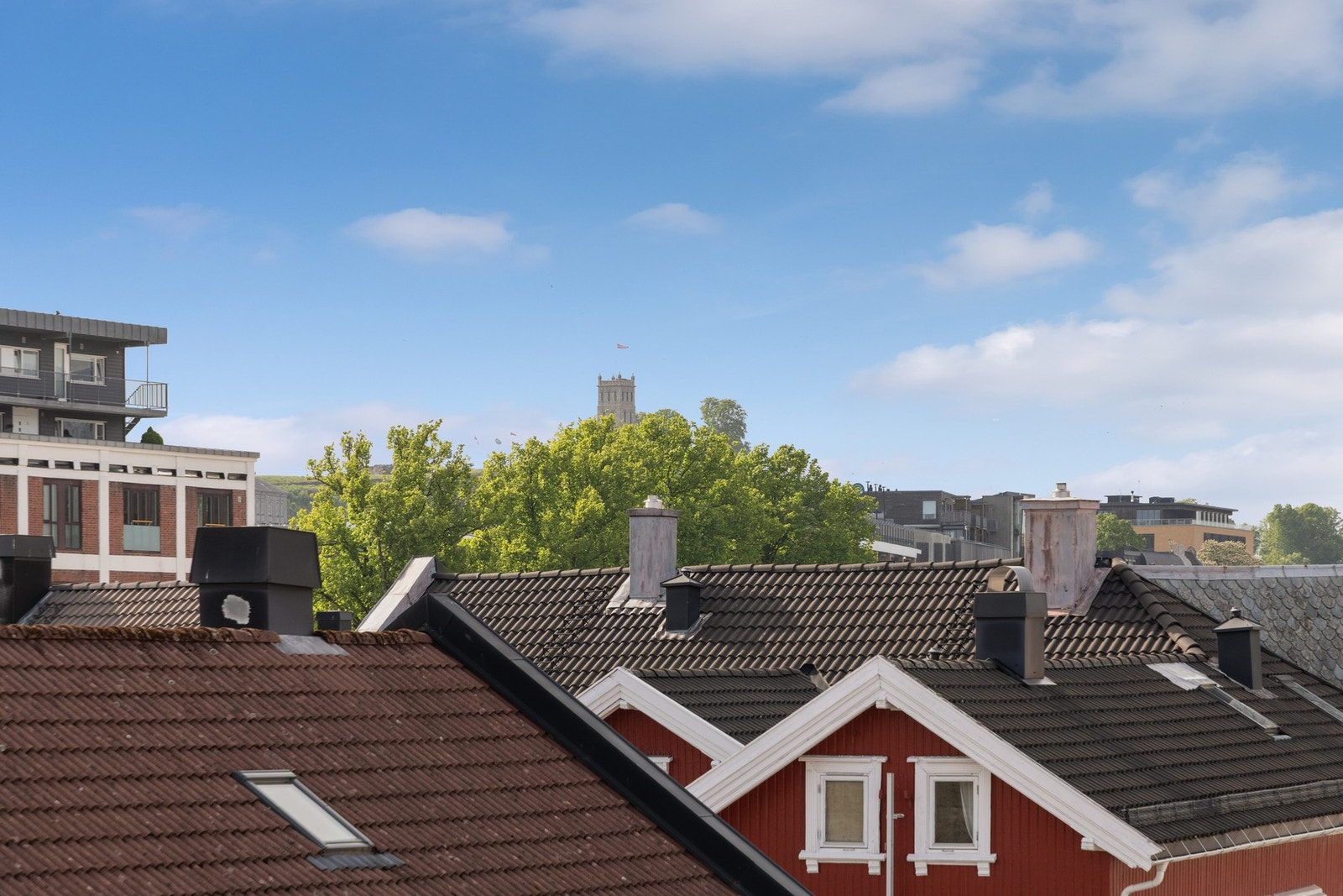 Fra boligen er det flott utsyn over nærområdet, med gode solforhold og et attraktivt nærmiljø rundt seg. Galleribilde