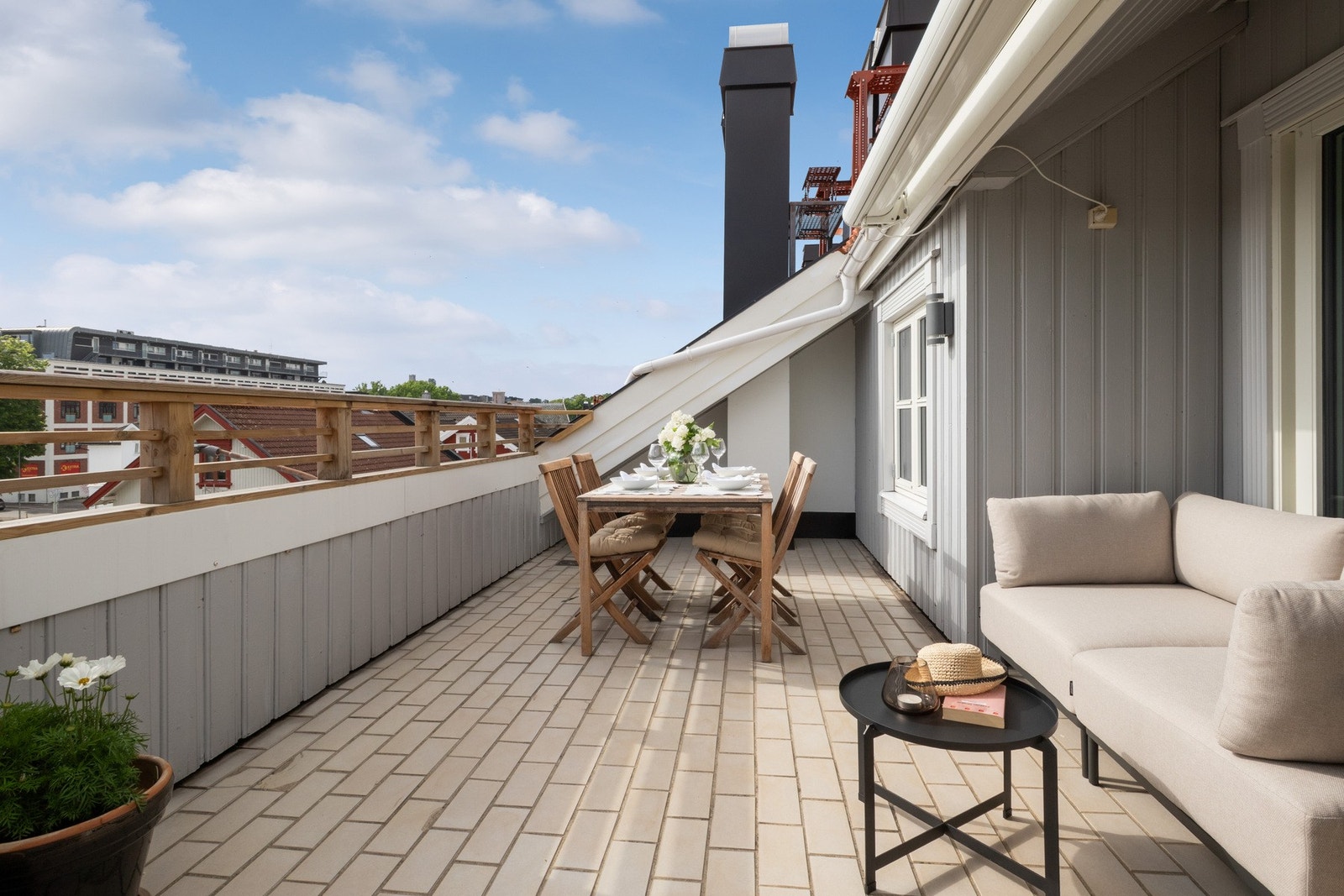 Fra loftstuen er det direkte utgang til en stor takterrasse med god plass til både spisegruppe og loungemøbler. Galleribilde