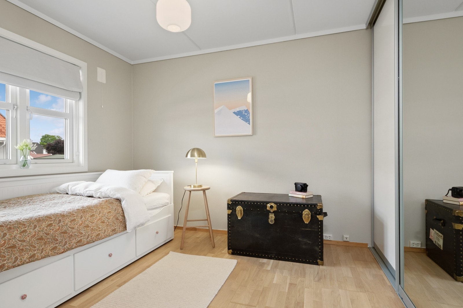 Soverom 2 har en lys og trivelig atmosfære med gode oppbevaringsmuligheter i skyvedørsgarderoben. Det er plass til dobbelseng. Galleribilde