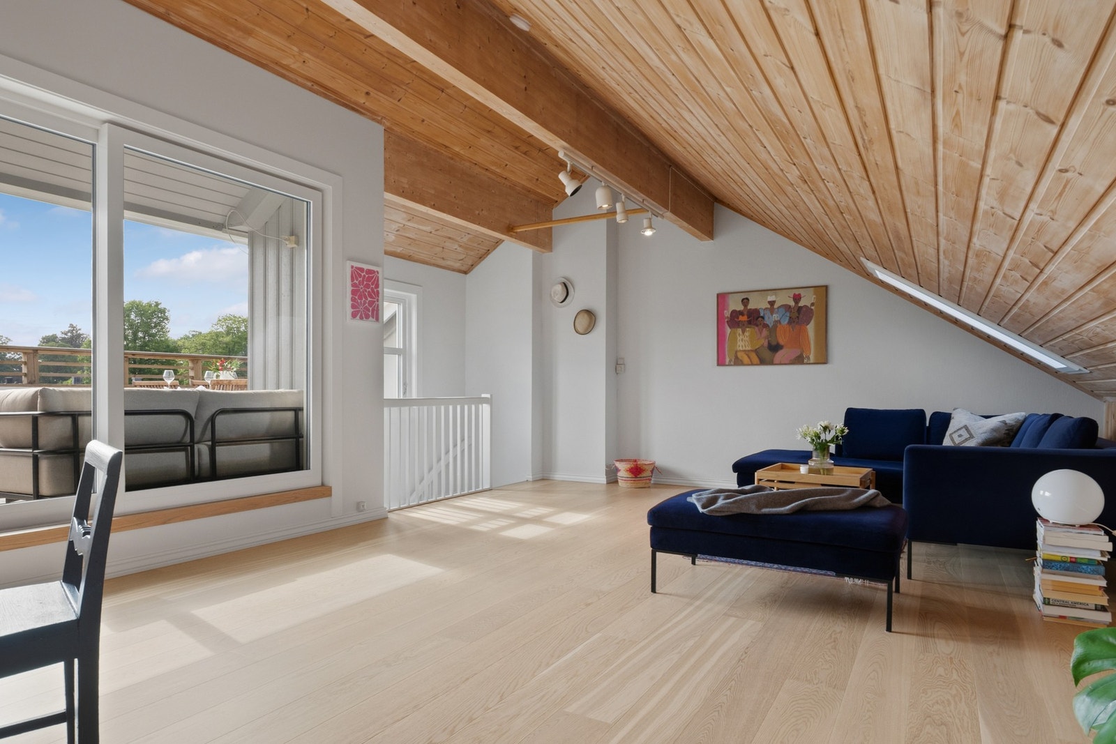 Loftstuen har ny enstavs parkett. Galleribilde