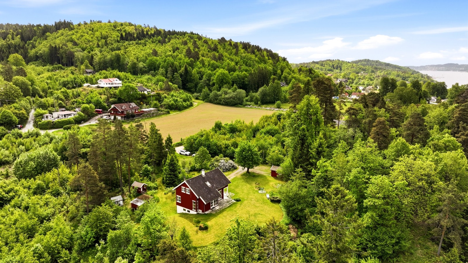 Stor og flott tomt i naturskjønne omgivelser Galleribilde