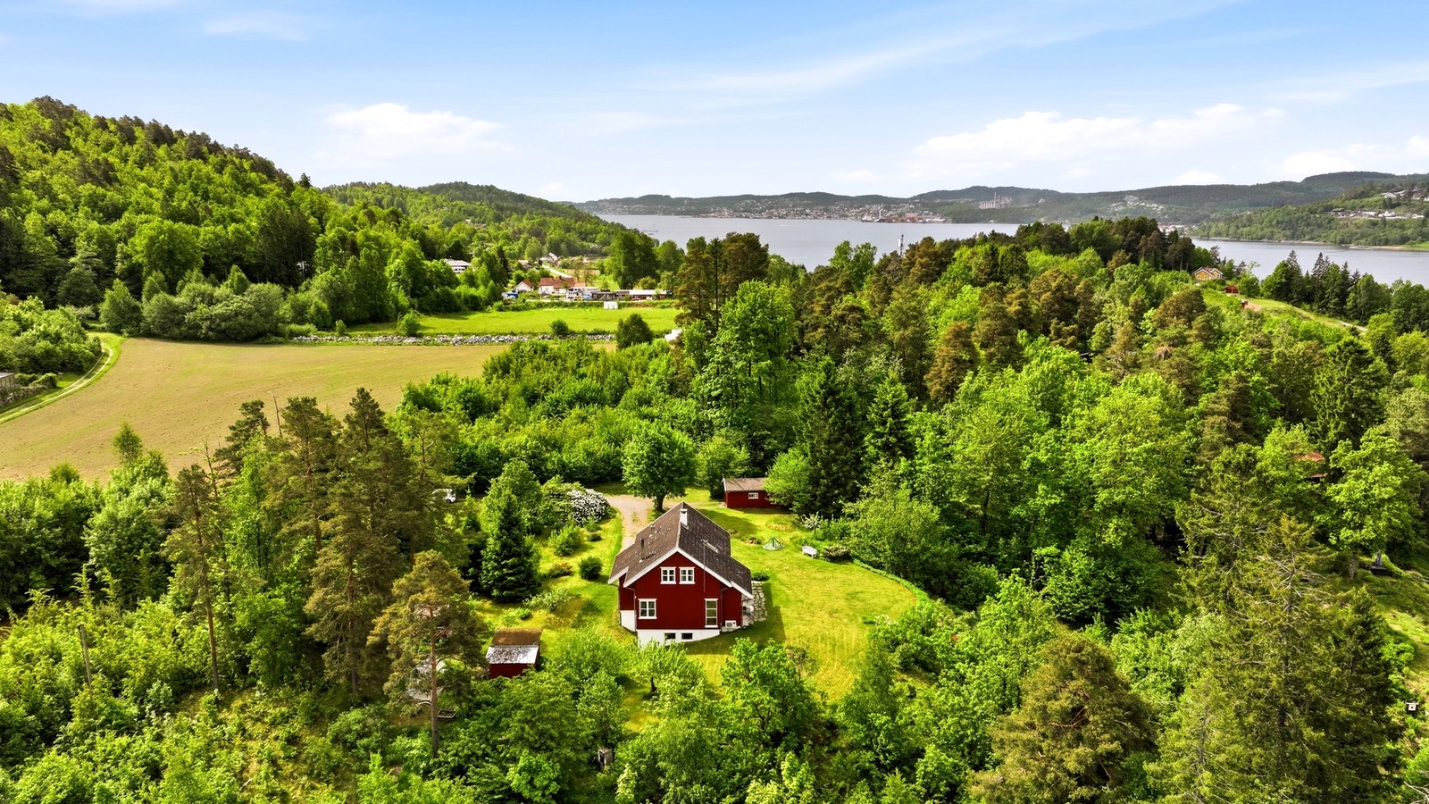 Eiendommen ligger idyllisk til i naturskjønne omgivelser, med kort vei til sjøen og en romslig tomt med gode solforhold. Galleribilde