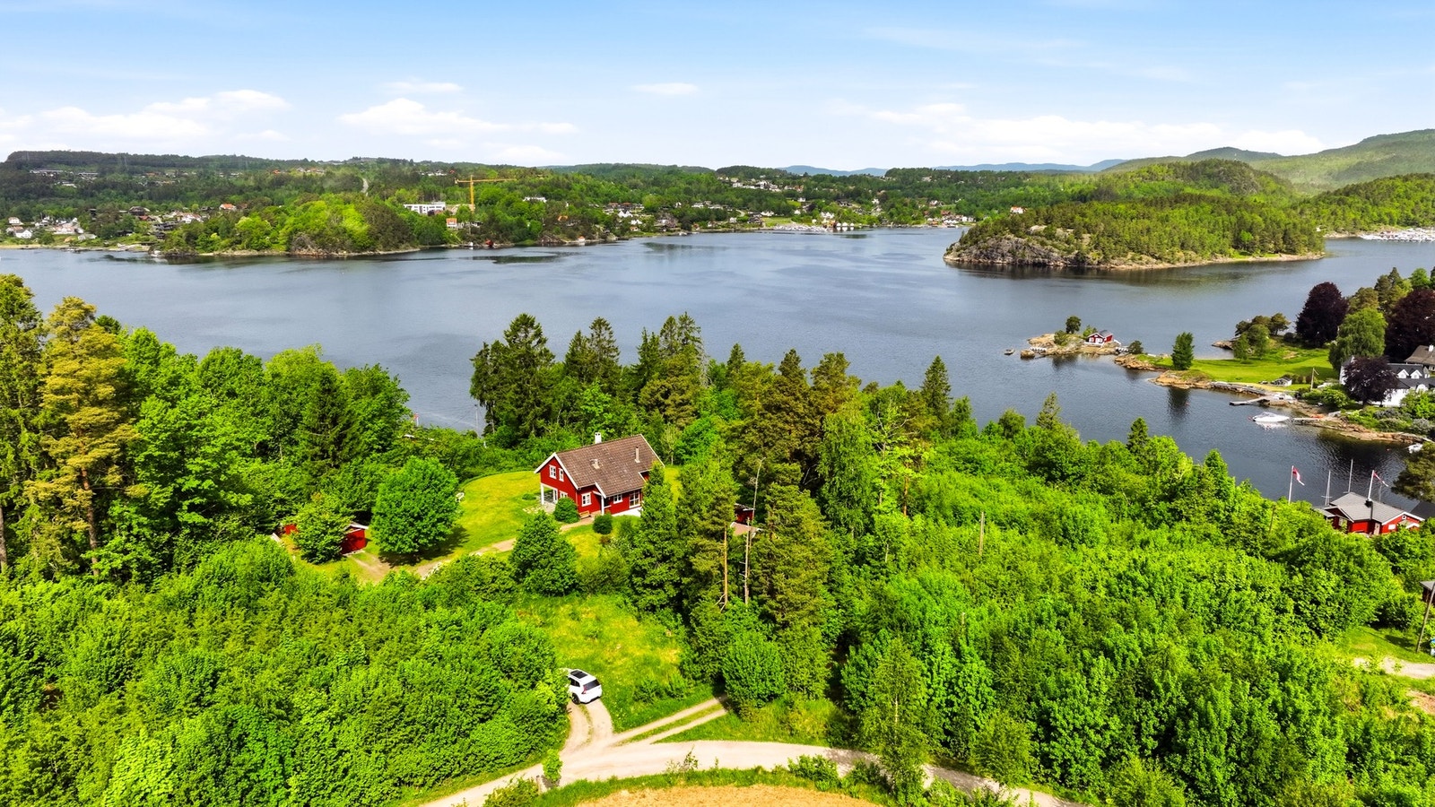 Boligen ligger usjenert og solrikt til med flott utsikt og kort vei til både skog, mark og sjø. Galleribilde