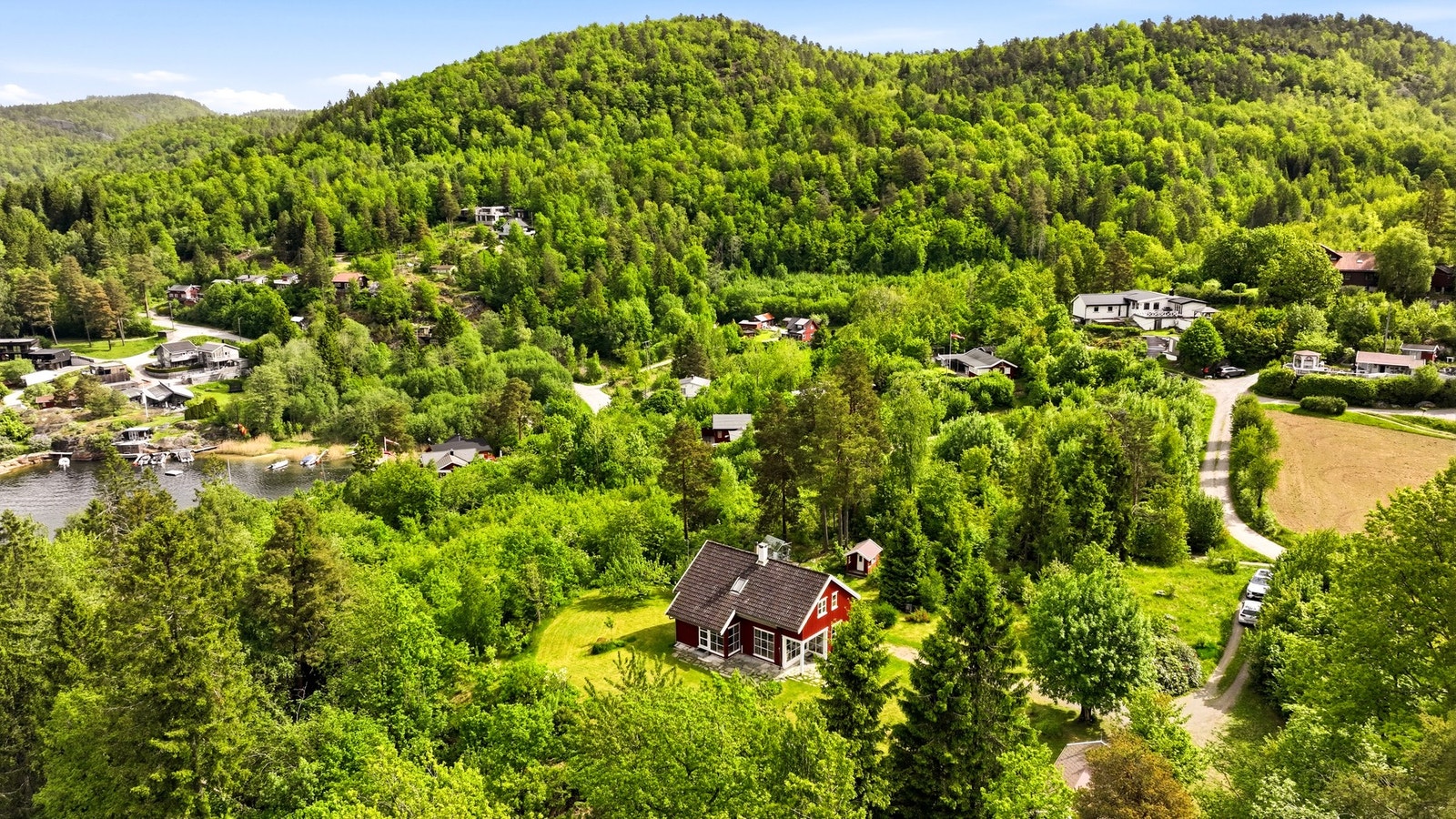 En sjarmerende eiendom med landlig og usjenert beliggenhet, omkranset av vakker natur og sjø. Galleribilde