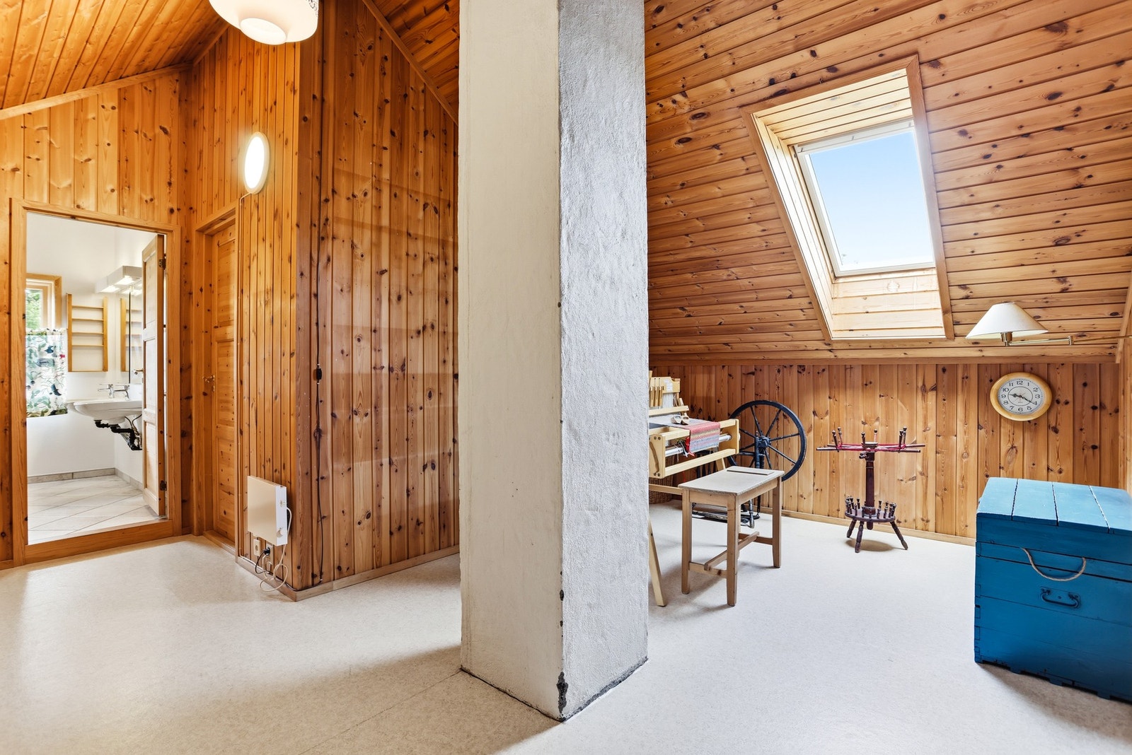 En hyggelig loftstue. Takvinduet gir godt med lys. Galleribilde