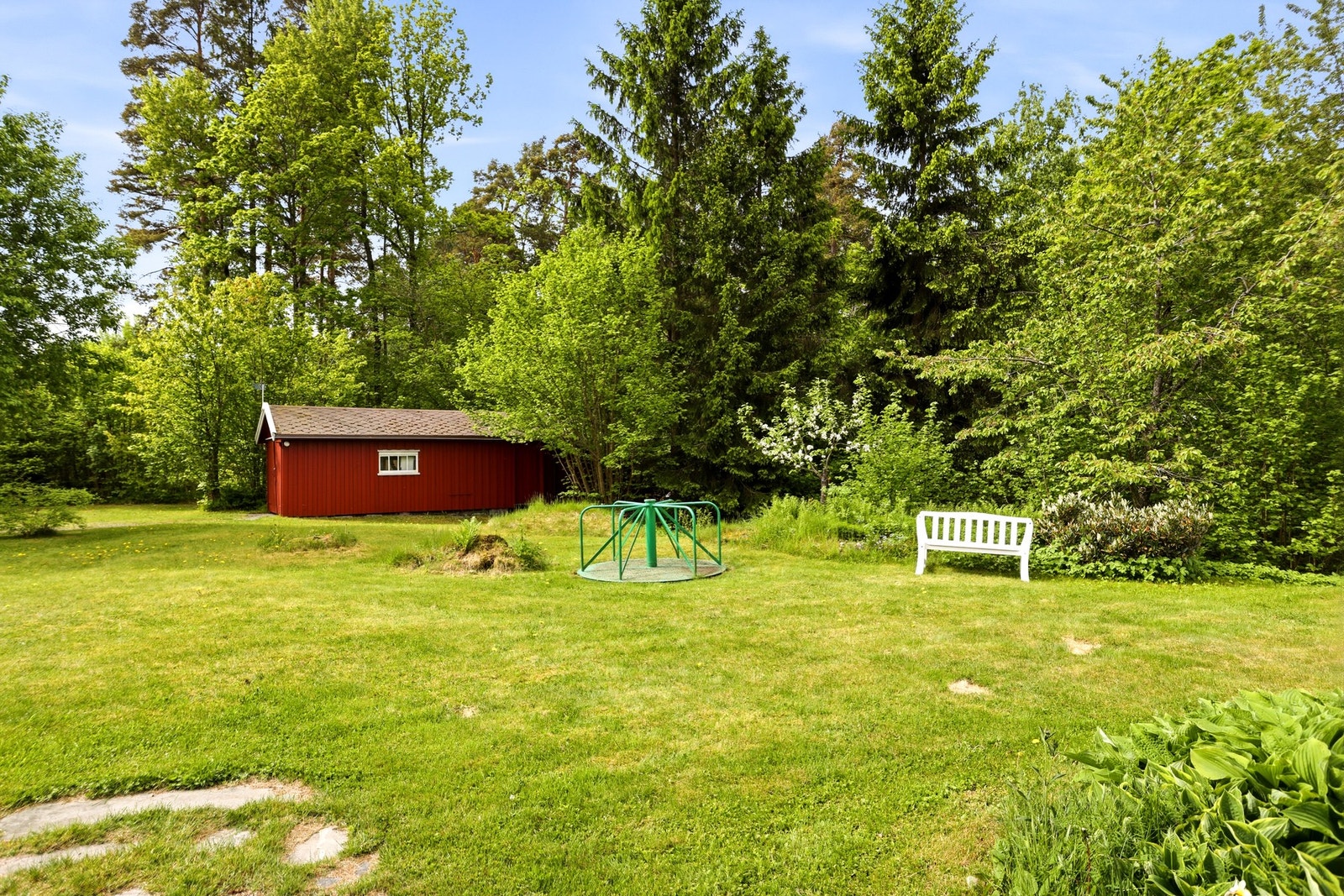 Hagekarusell til glede for store og små. Galleribilde