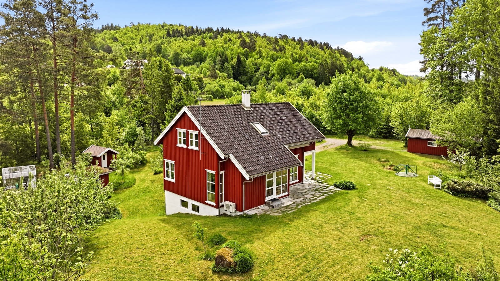 På eiendommen er det både veksthus, lekestue og boder til oppbevaring av utstyr og ved. Galleribilde