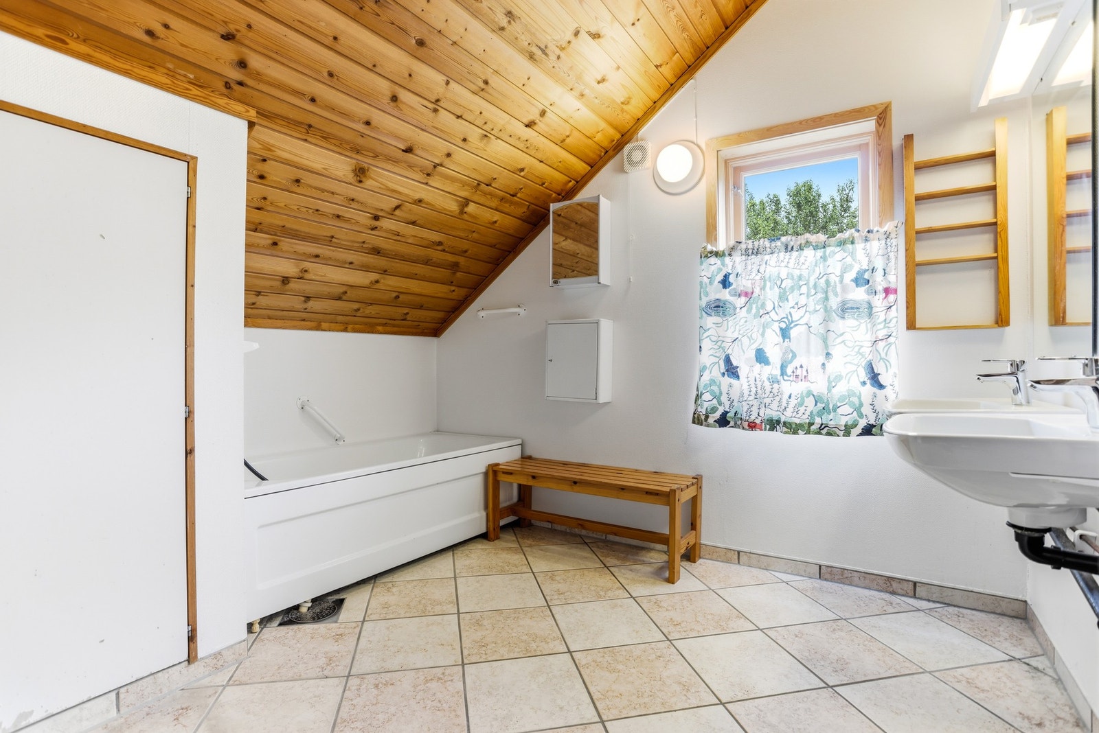 Bad i 2.etg. er innredet med dusjnisje med fliser på vegg, badekar og 2 servanter. Galleribilde