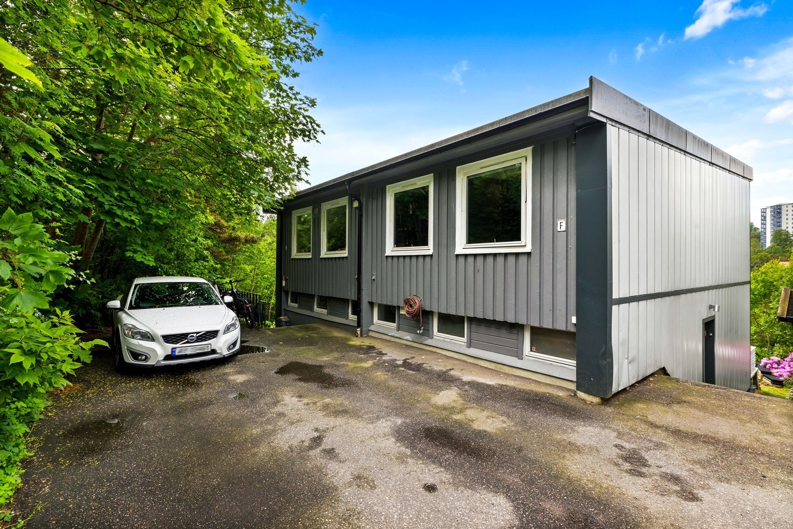 Foran boligen er det plass til parkering for en bil. Galleribilde