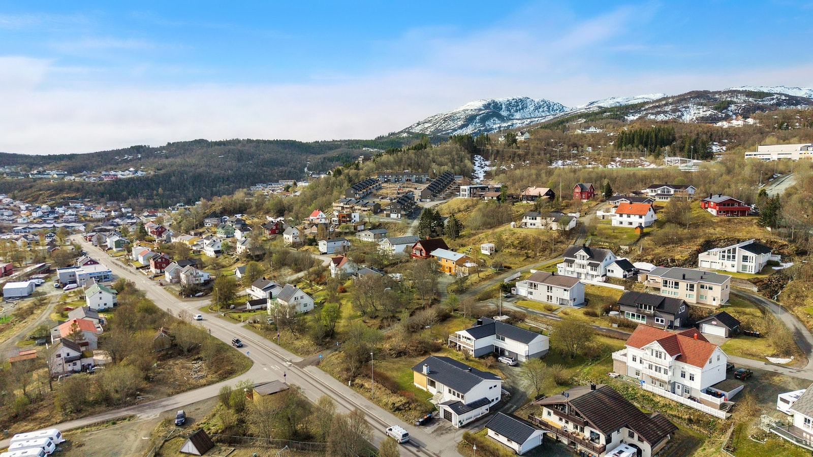 Eiendommen ligger i et etablert og barnevennlig boligområde. Galleribilde
